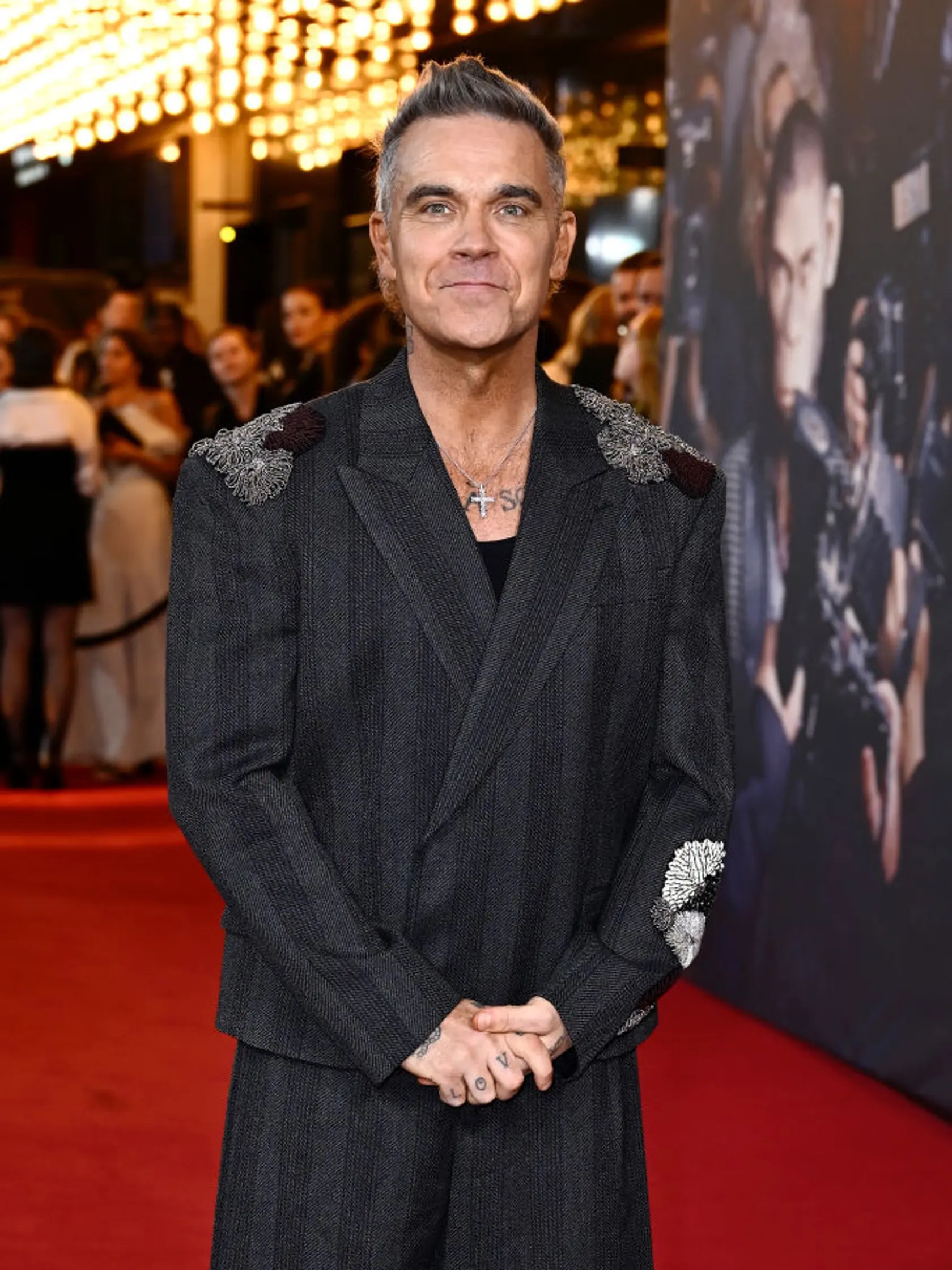 Robbie Williams na premiére životopisného filmu o sebe Better Man.