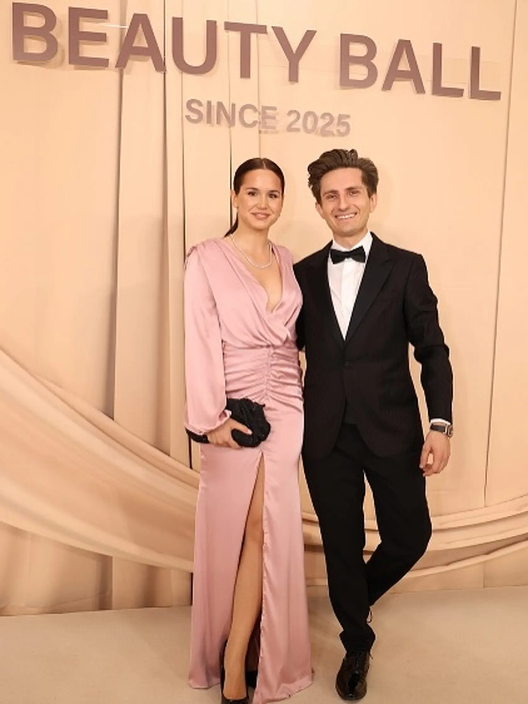 Huslista Filip Jančík s manželkou Luciou na Beauty Balle na Bratislavskom hrade. 