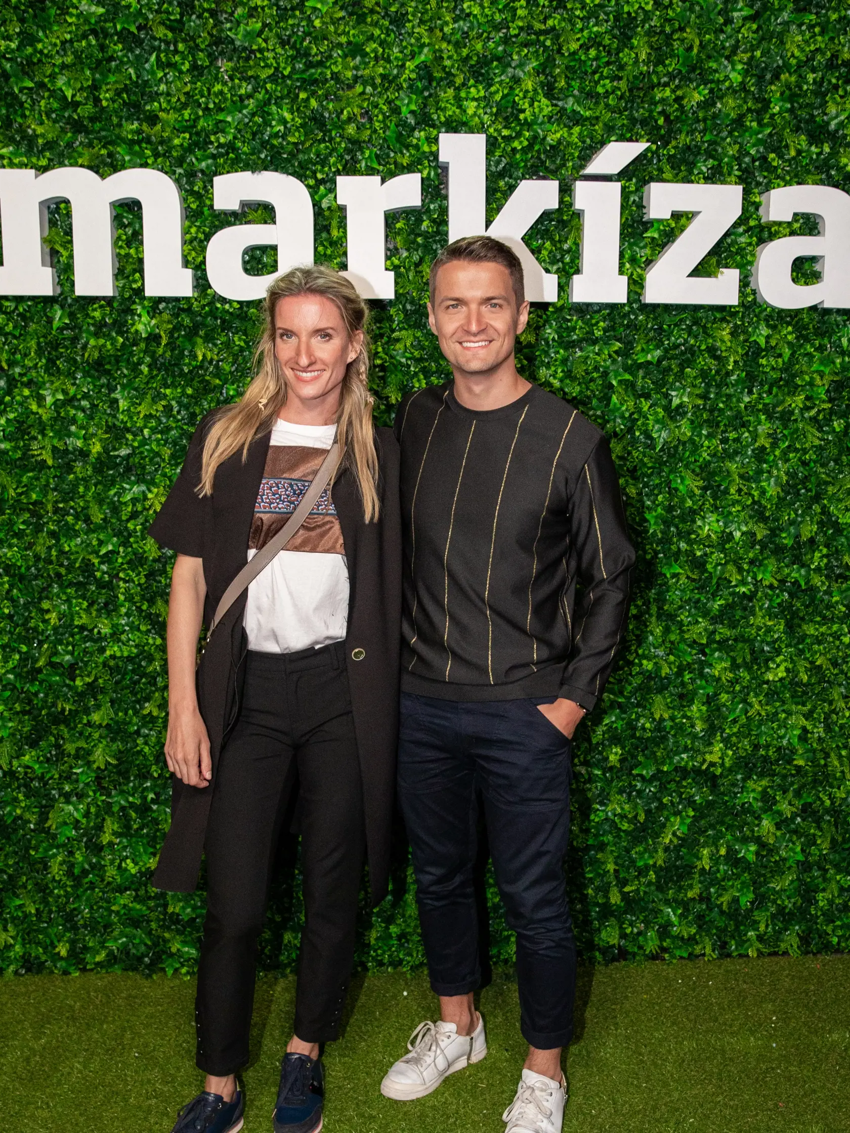 Adela a Viktor na markizáckej narodeninovej párty.