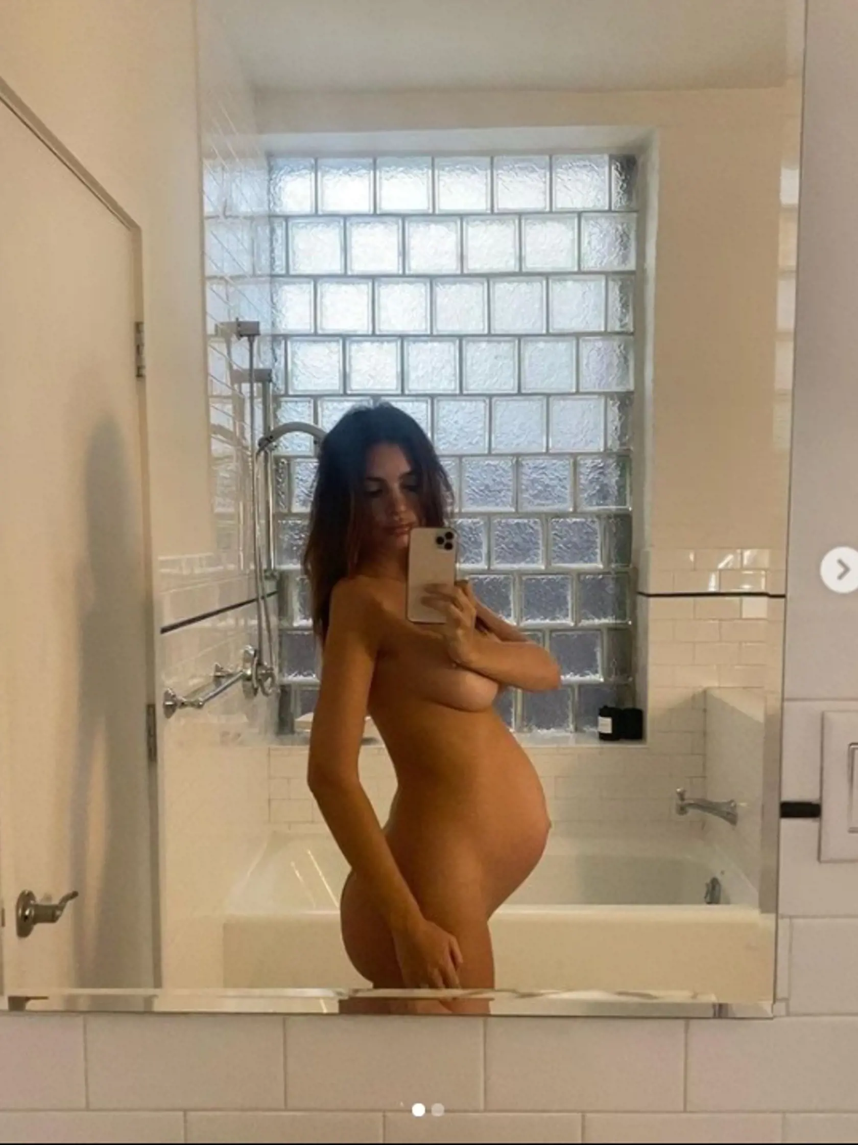Sexi mama: Emily Ratajkowski sa fotila nahá v každom štádiu tehotenstva, inak to nie je ani počas dojčenia.