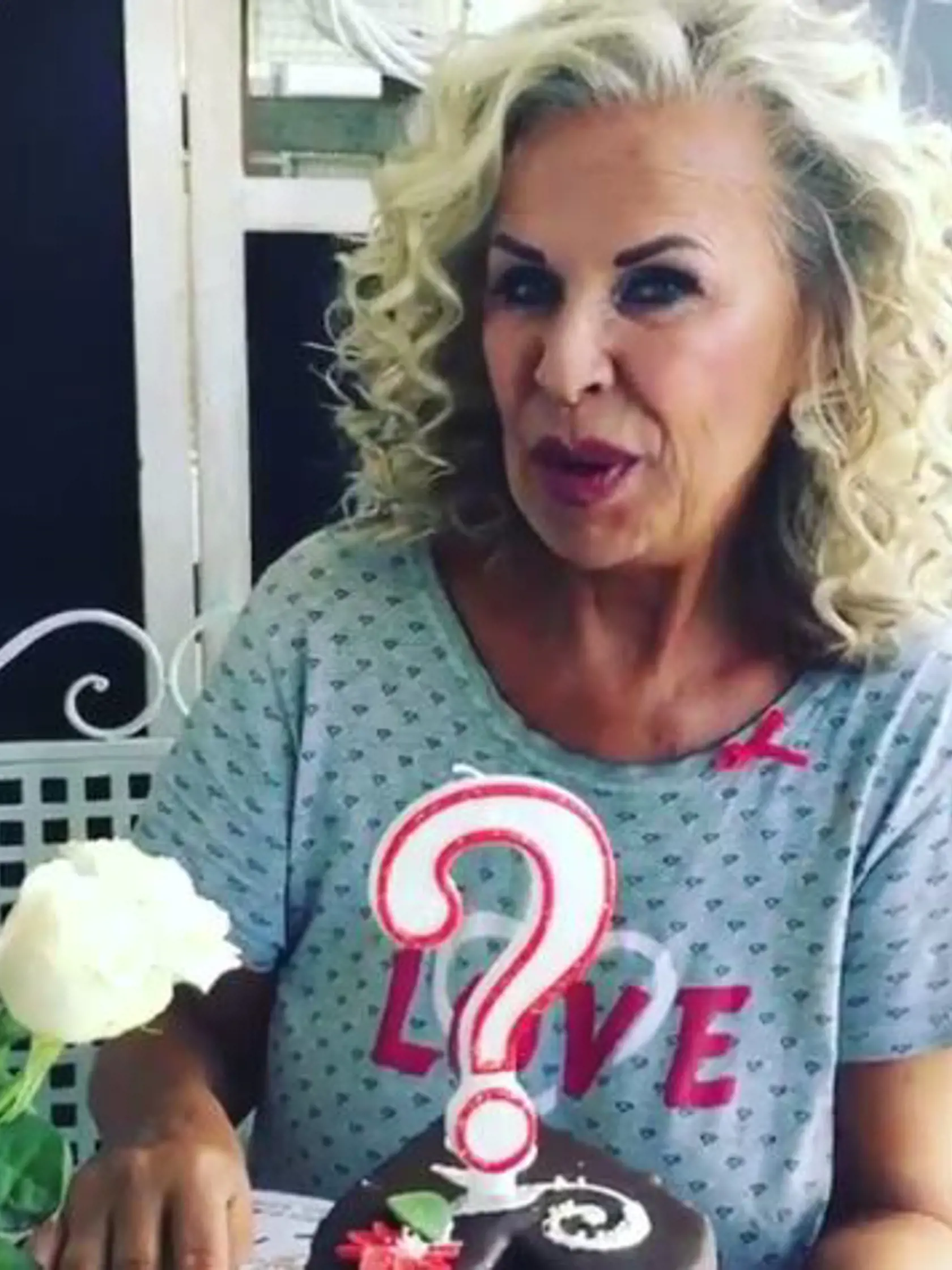 Čerstvá sedemdesiatnička Eva Máziková svoje životné šťastie našla po boku manžela Petra. Do extravagantnej a mimoriadne atraktívnej speváčky sa zamiloval počas toho ako si ju pozval spievať na oslavu svojich zásnub.