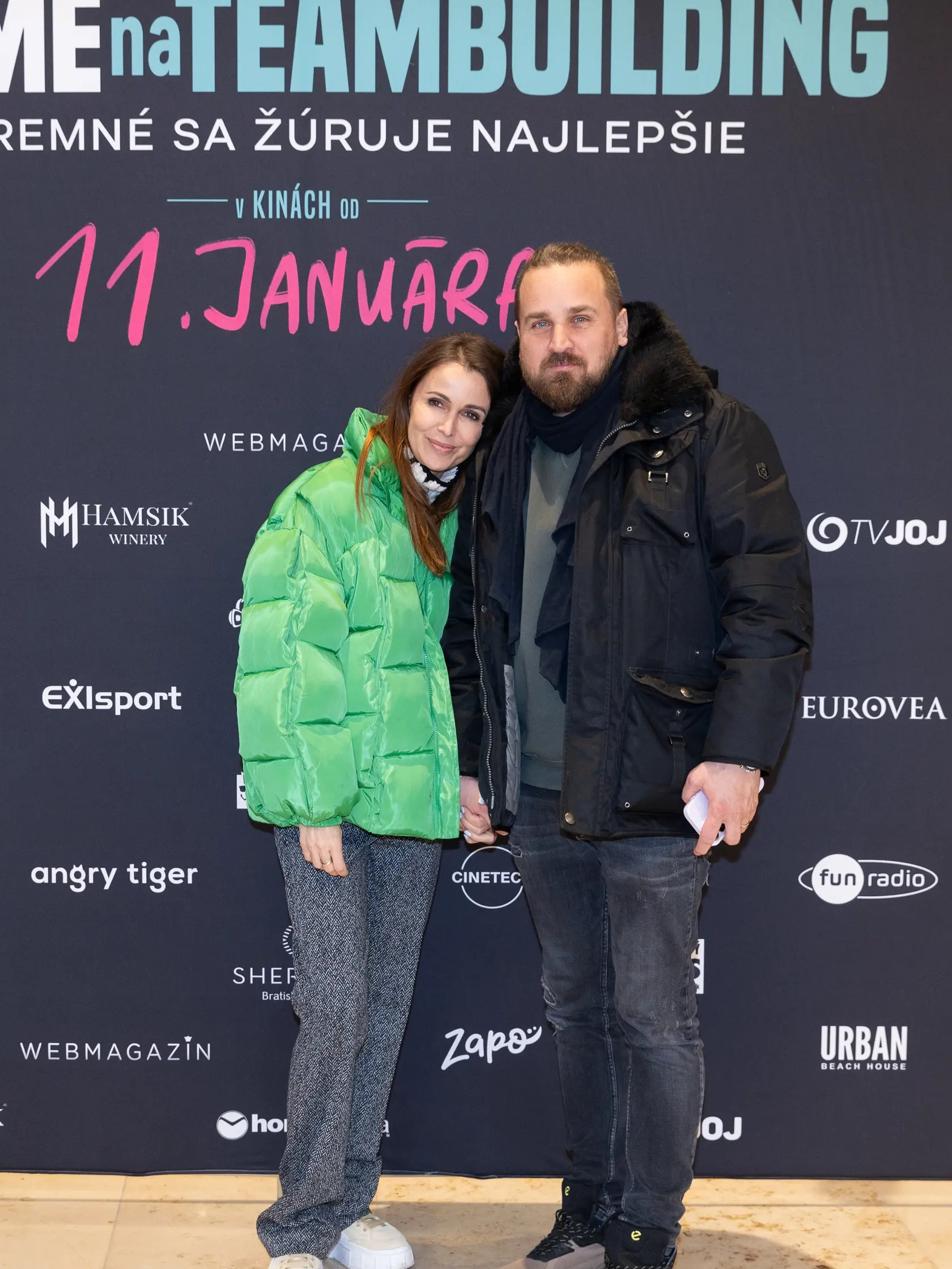 Lenka Šóošová s manželom na premiére komédie Jedeme na teambuilding.