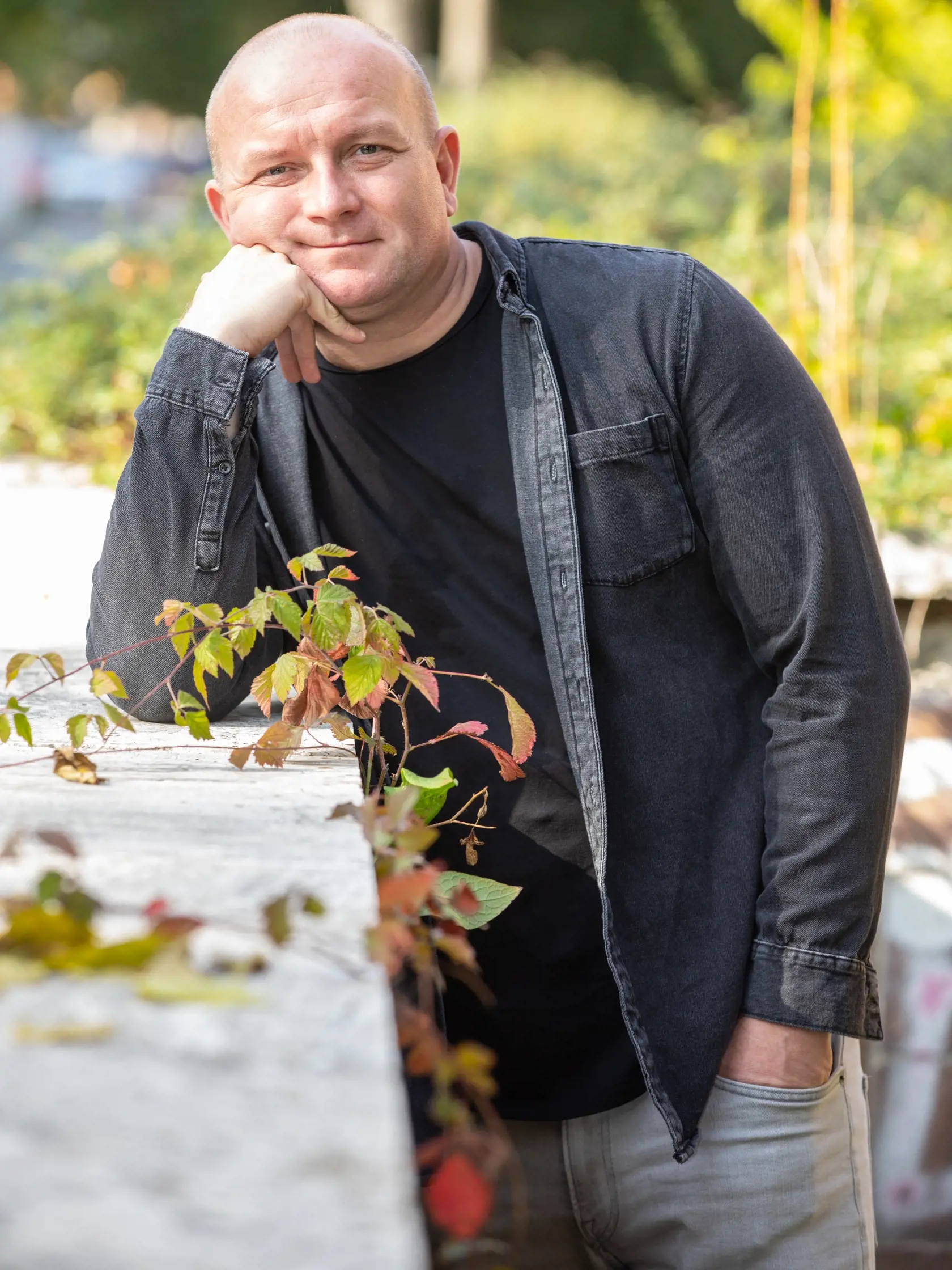 Na fotkách je slovenský herec Gregor Hološka.