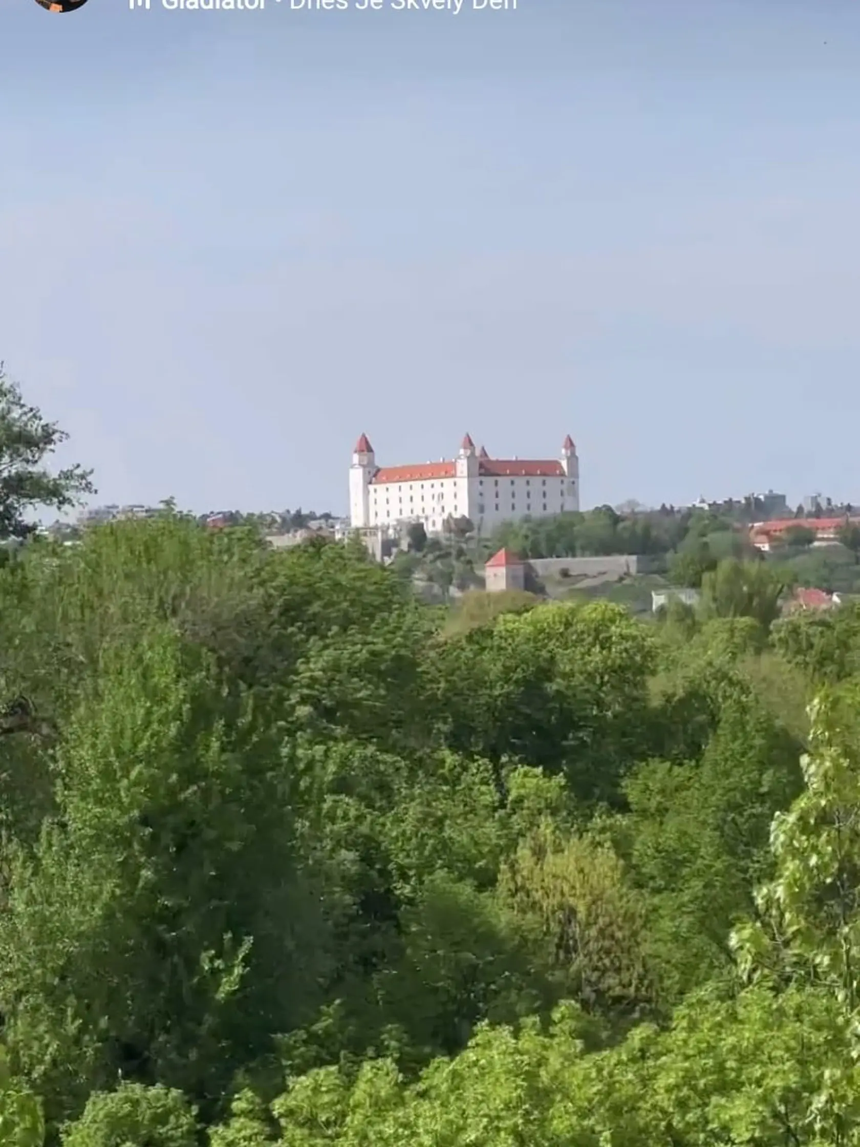 Z balkóna majú dokonalý výhľad na Bratislavský hrad.