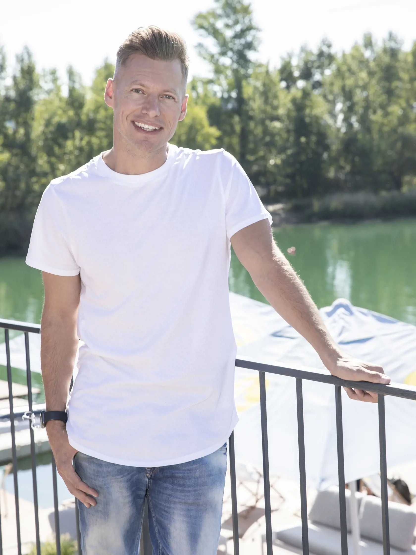 Na snímke je reštaurácia na Zlatých Pieskoch Wakelake, kde sa konala akcia na ktorú prišla aj  česká topmodelka Simona Krainová. Na fotke je Thomas Puskailer.