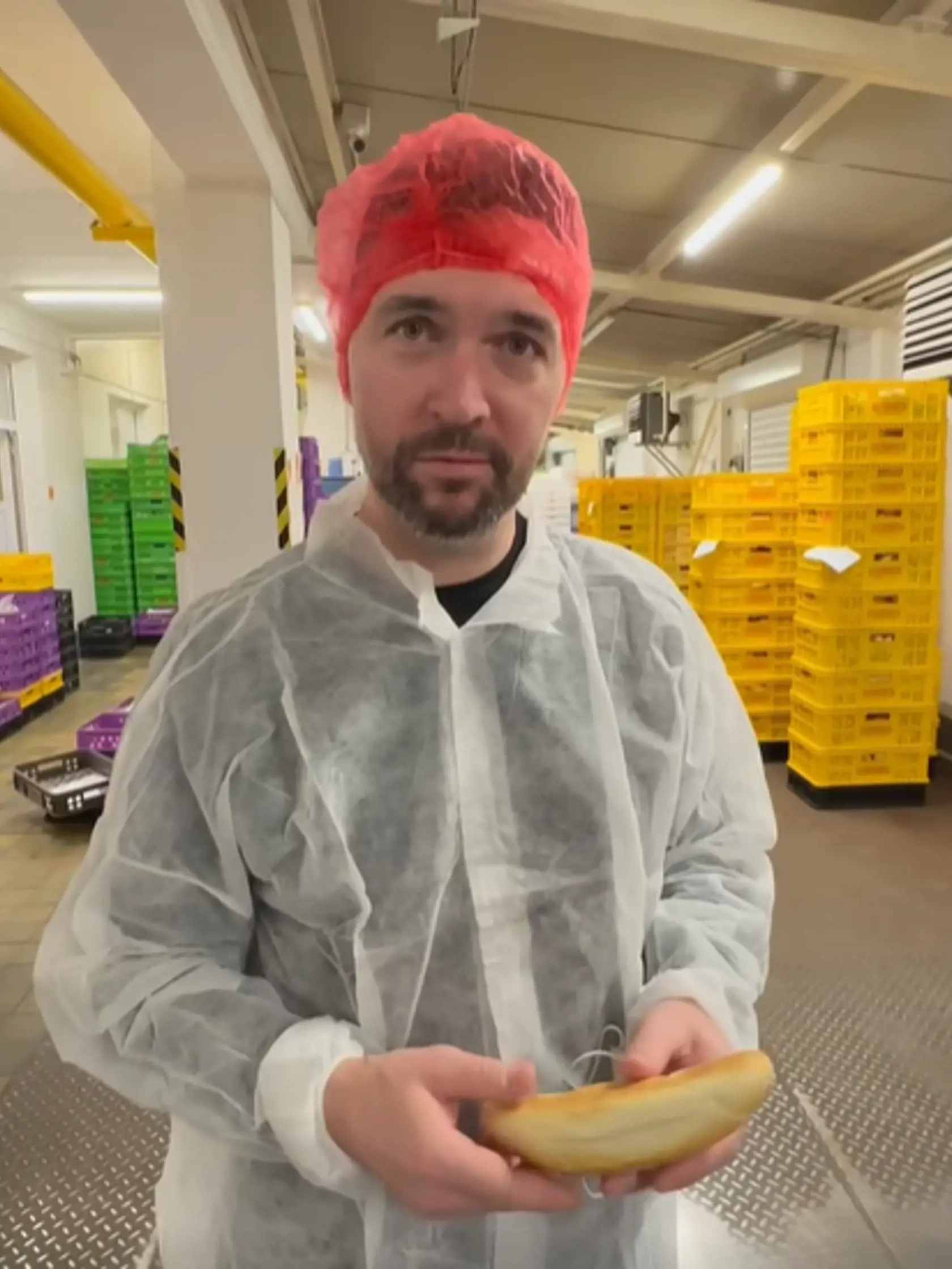 Agrominister Richard Takáč (Smer) na návšteve pekárne. Teplé rožky mu pripomínajú jeho otca.