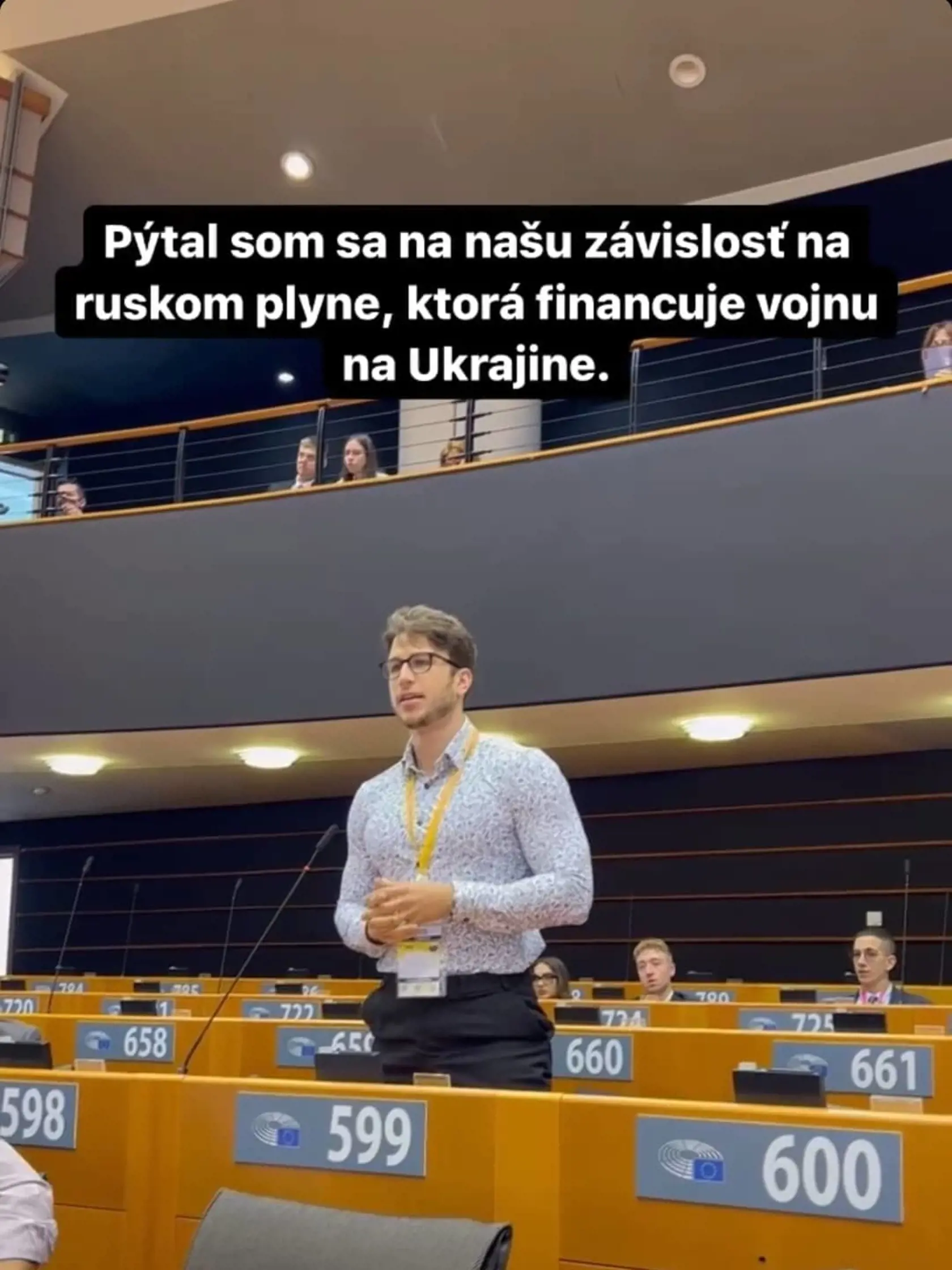 Poslanec Andrej Stančík (27) na mládežníckej konferencii v Bruseli ukázal vyšportované telo.