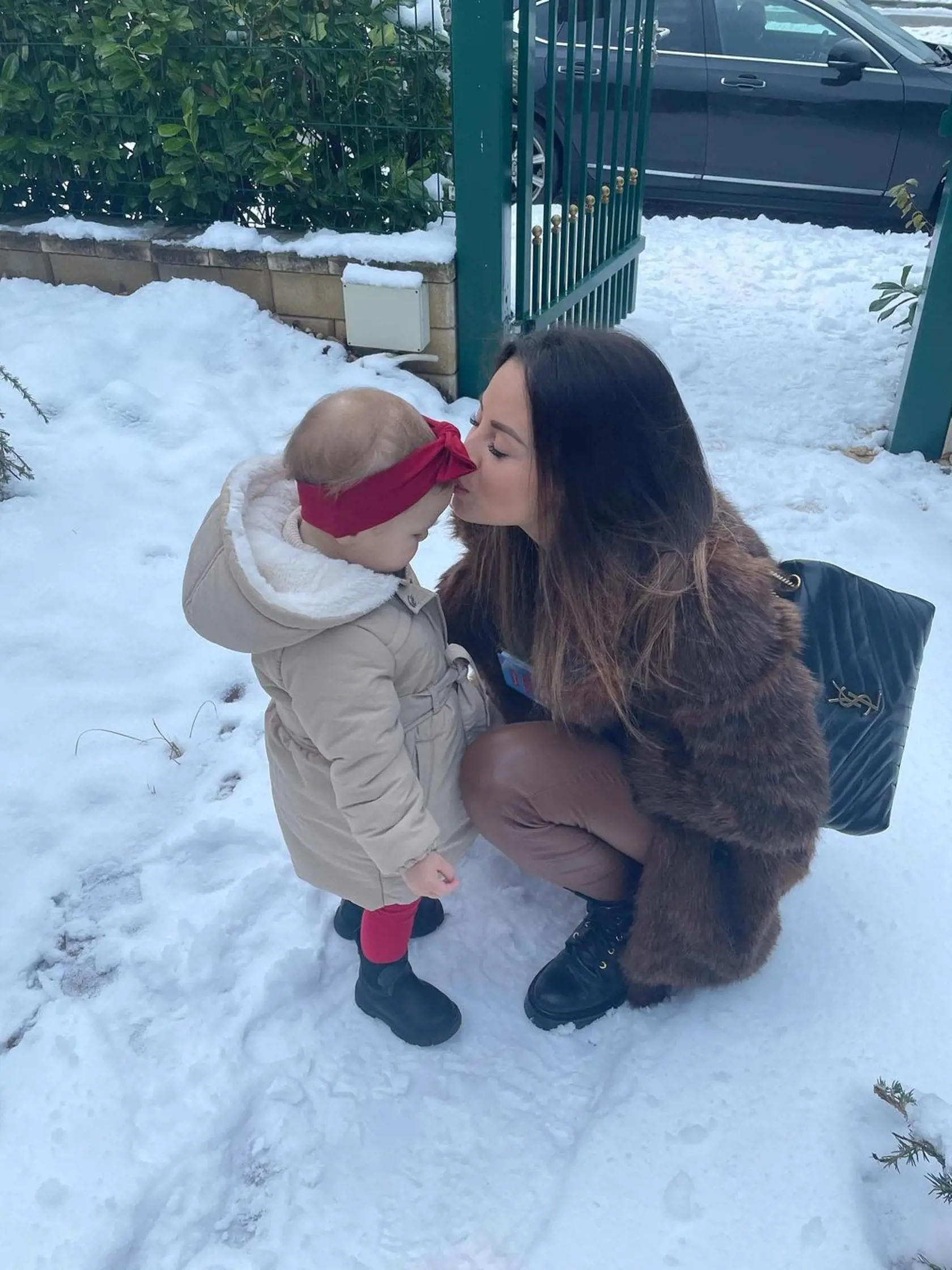 "Láska moja," napísala k fotkám Monika. "Opäť v pracovnom nasadení a spolu je to parťáčka. P.S. Ako je možné, že ešte neexistuje aplikácia, ktorá vám otvorí oči?"