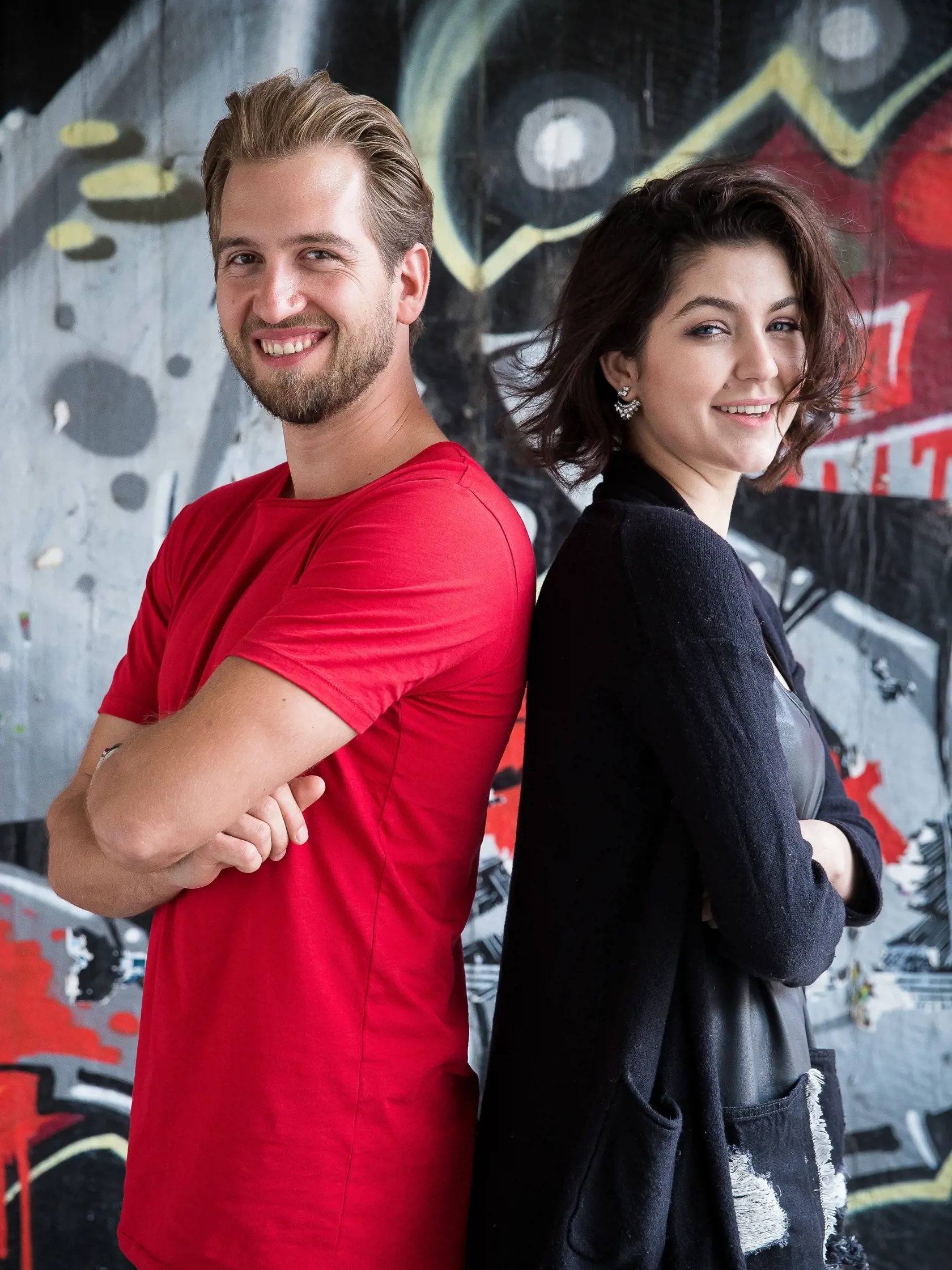 Celeste Buckingam a Samuel Tomeček pri rozhovore v Bratislavskom starom meste