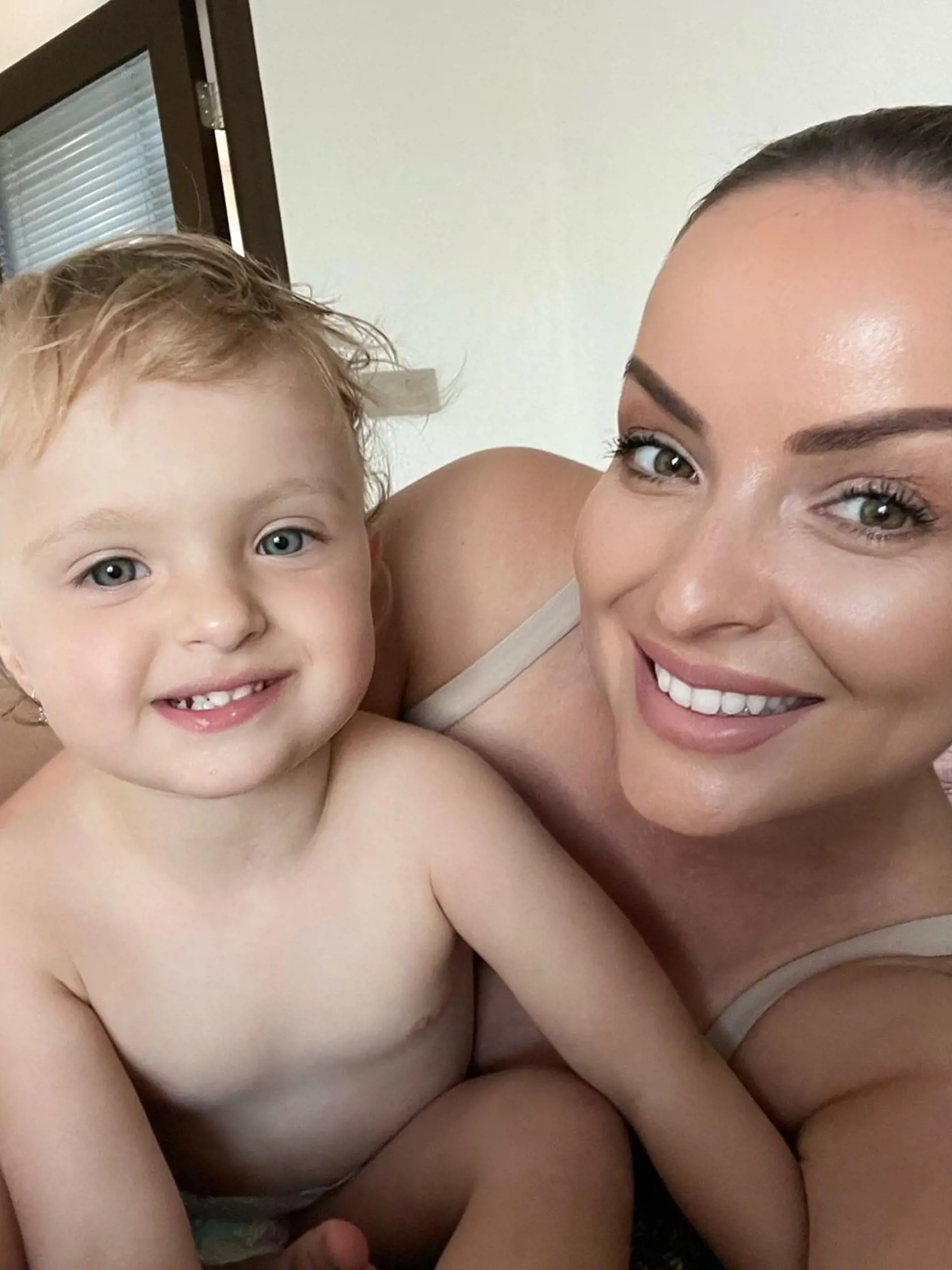 Daniela Nízlová po rozchode zistila, že k životu chlapa nepotrebuje a so sestrou, neterou a dcérou sú šťastné. Navzájom sa o seba starajú a v novom dome majú hotový babinec.
