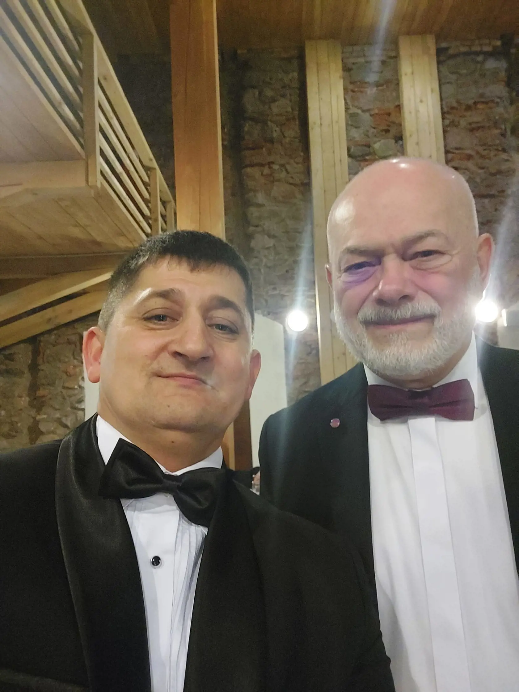 Ostatné mesiace sa mu darilo. Stal sa starostom, mesačne inkasoval tisíce eur. Stal sa lídrom kandidátky politickej strany Princíp, spolu s ním kandiduje za túto stranu aj známy kráľ Zemplína Mikuláš Vareha. Mal aj stavebnú firmu, zamestnával v nej miestnych Rómov. Vozil sa na rôznych, aj luxusných,  autách. Na každom mal polep so svojim menom - Atilla Géňa, starosta obce Žehňa.