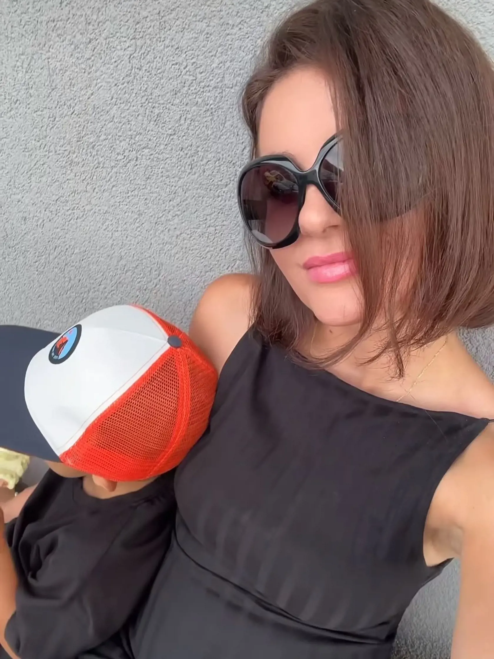Ján a Romana sú spolu už bezmála päť rokov, plodom ich lásky je rozkošný 3-ročný syn Matej, ktorý slávnemu otcovi akoby z oka vypadol.Polovička našej hokejovej legendy sa nedávno opäť pochválila tehotenským bruškom.