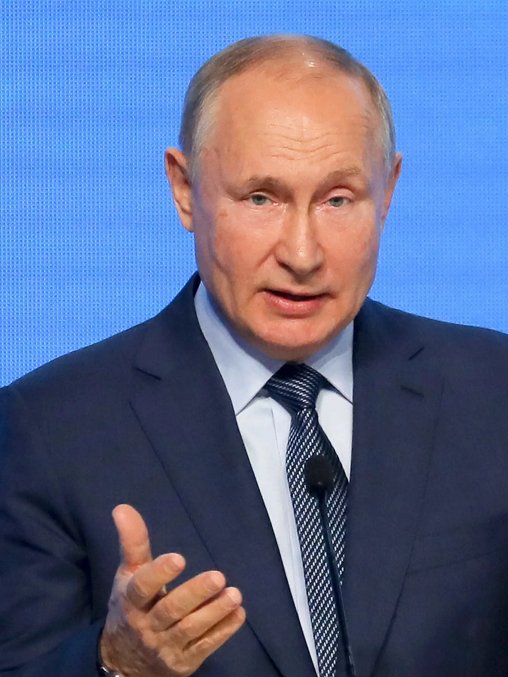 KK45 Moskva - Ruský prezident Vladimir Putin hovorí na plenárnom zasadnutí počas Ruského energetického fóra 13. októbra 2021 v Moskve. FOTO TASR/AP
Russian President Vladimir Putin gestures while speaking at the plenary session of the Russian Energy Week in Moscow, Russia, Wednesday, Oct. 13, 2021. (Sergei Ilnitsky/Pool Photo via AP)