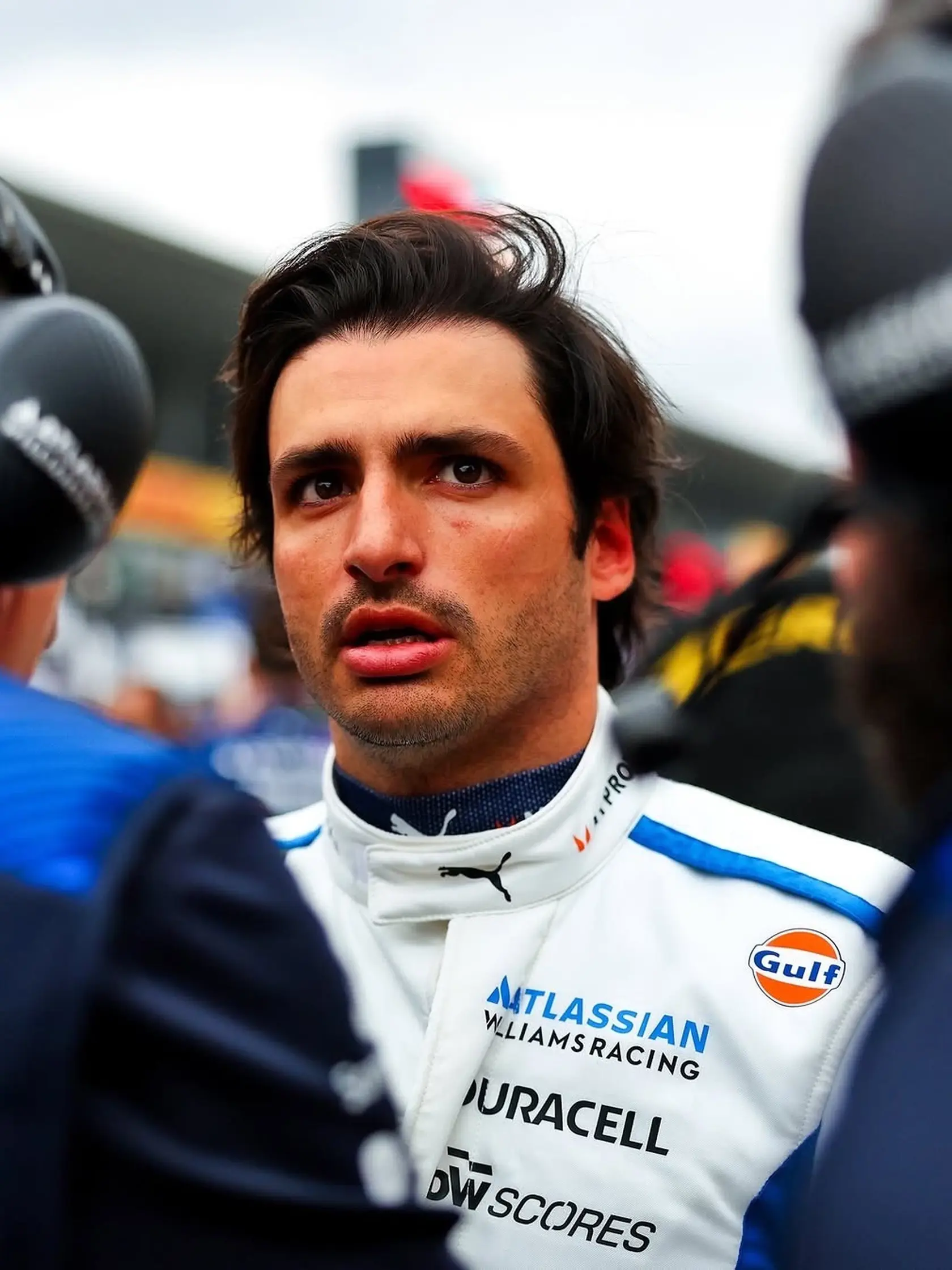 Carlos Sainz o pokute vtipkoval, môže dostať ďalšiu.