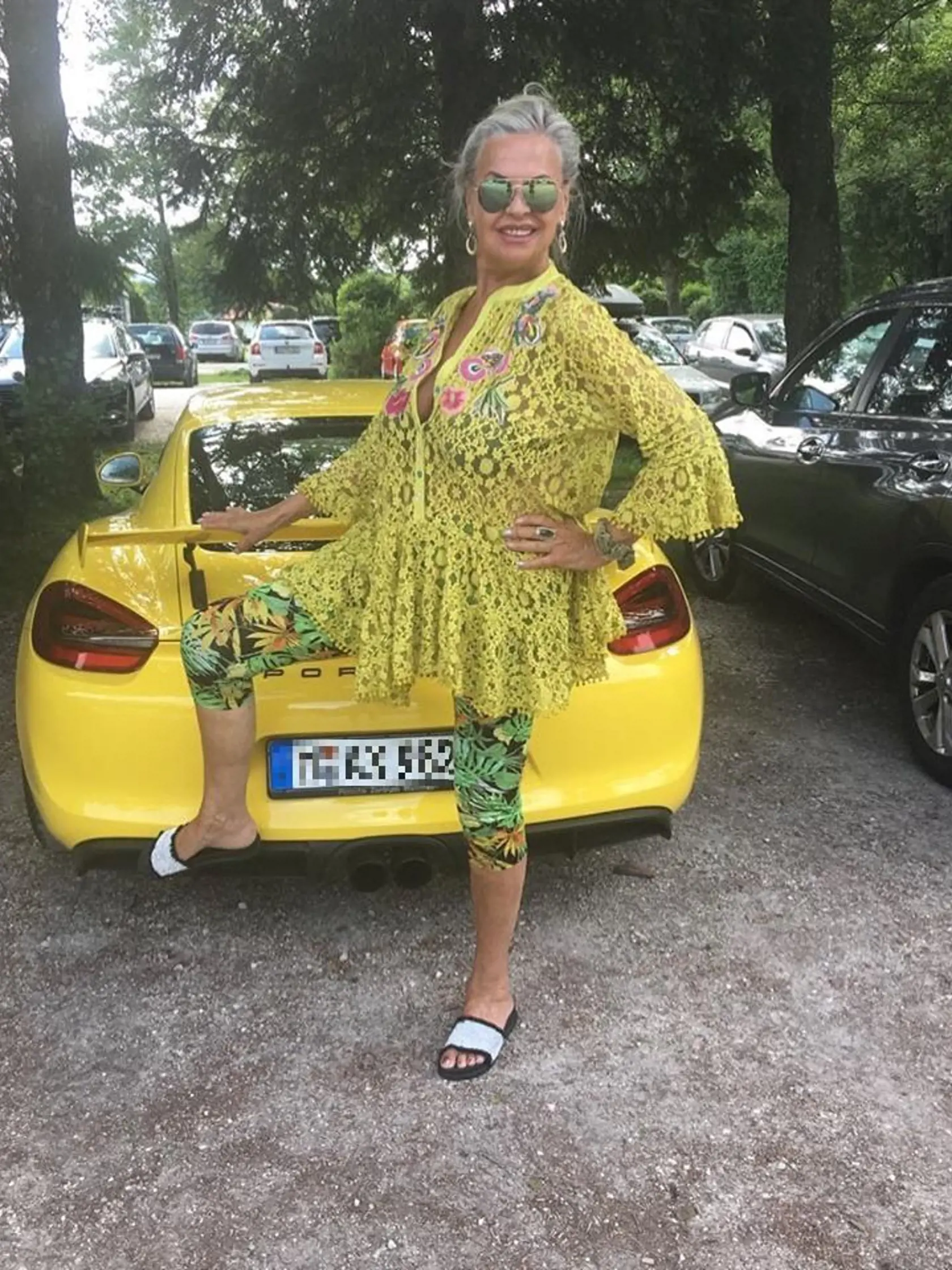 Čerstvá sedemdesiatnička Eva Máziková svoje životné šťastie našla po boku manžela Petra. Do extravagantnej a mimoriadne atraktívnej speváčky sa zamiloval počas toho ako si ju pozval spievať na oslavu svojich zásnub.