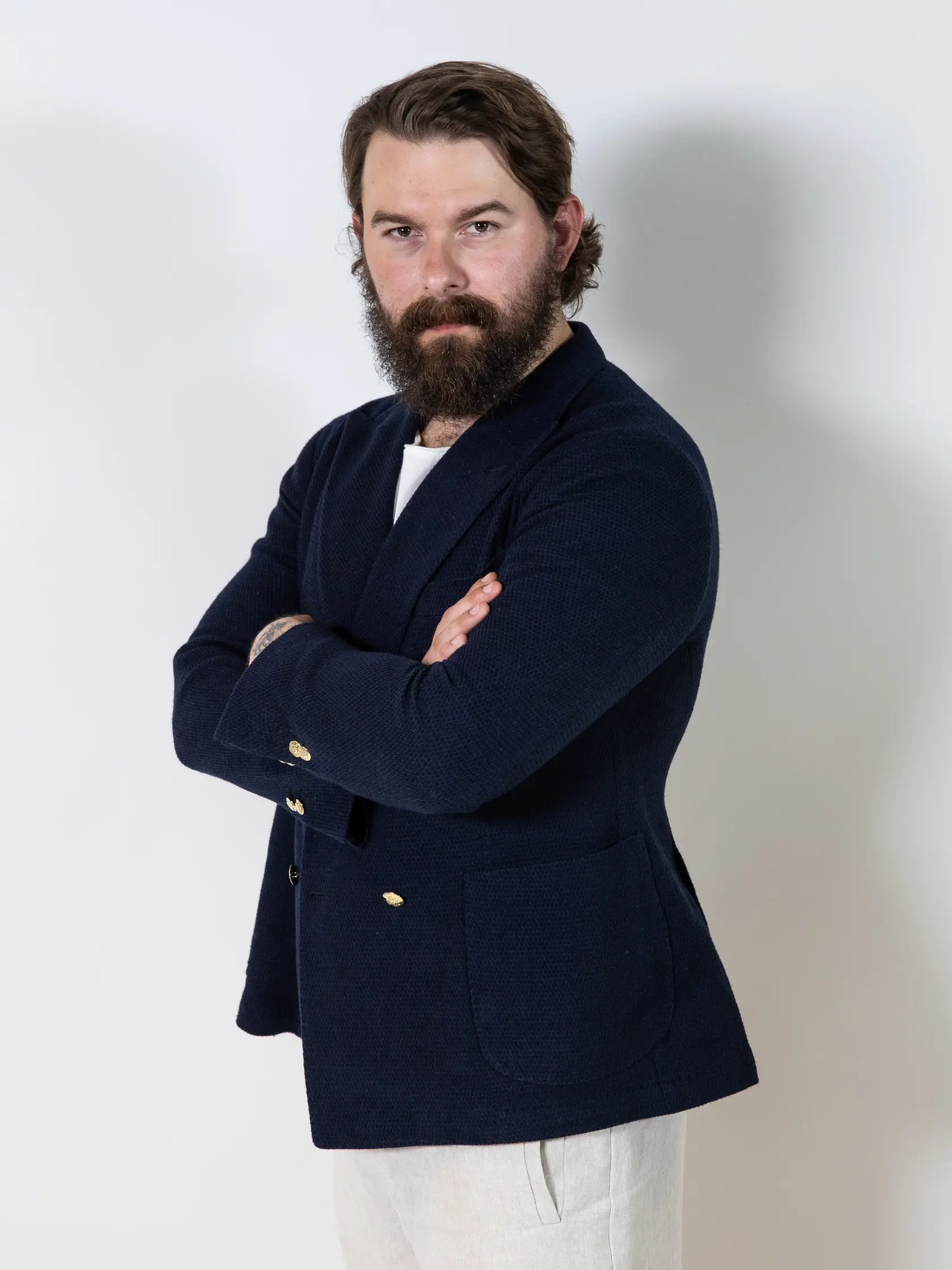 Richard Autner si opäť nechal narásť typickú huňatú bradu a tiež bohatú hrivu. Takto ho poznáme! A takto ho pravdepodobne uvidíte aj na turné so Zuzanou Smatanovou s názvom Hrady 2025. 