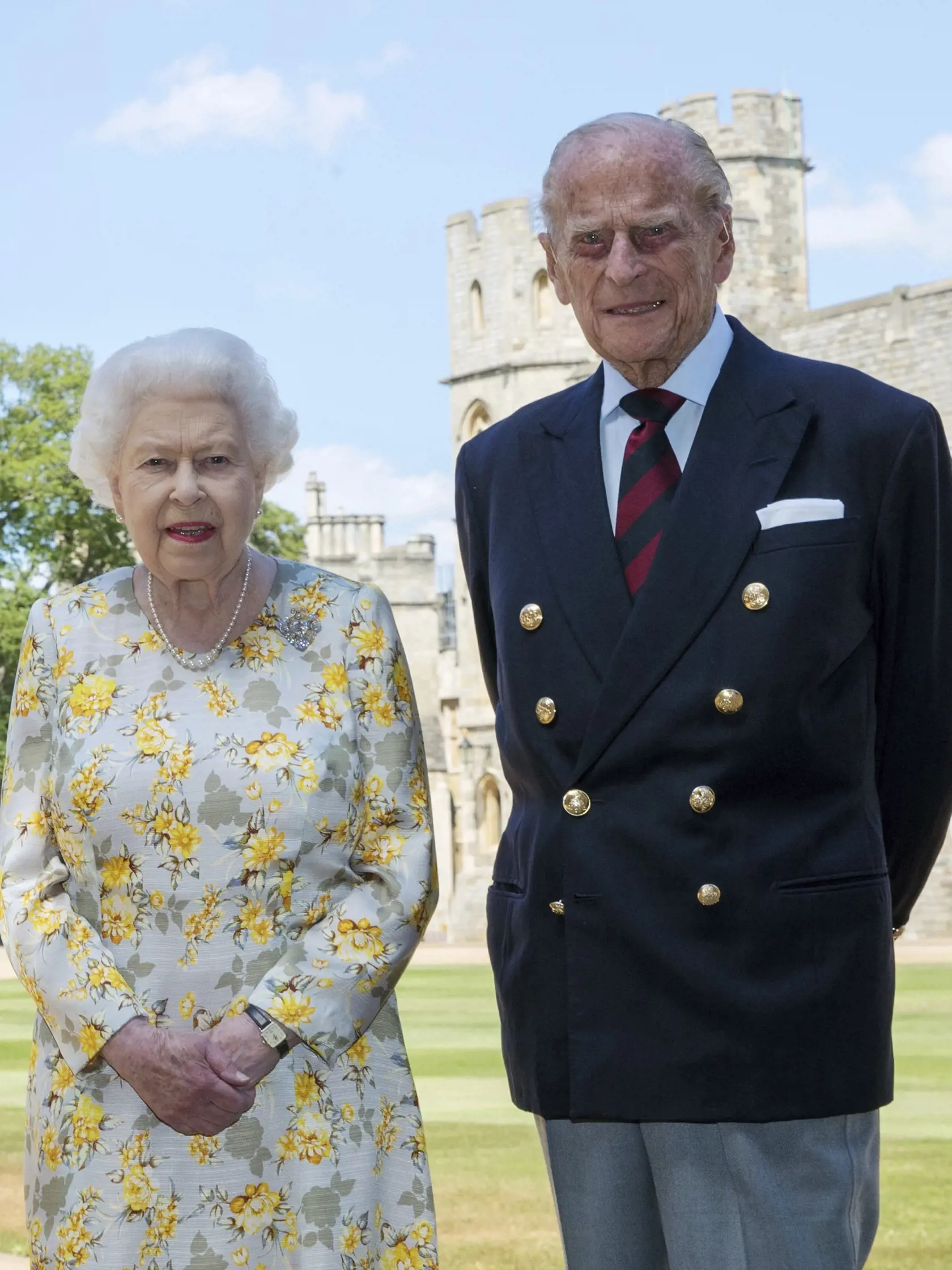 KK16 Windsor - Britská kráľovná Alžbeta II. a britský princ Philip pózujú pre fotografiu v areáli  Windsorského zámku 1. júna 2020. Manžel britskej kráľovnej Alžbety II., princ Philip, sa v stredu 10. júna 2020 dožil 99 rokov. Kráľovský pár je stále v izolácii z dôvodu opatrení v súvislosti s pandémiou koronavírusu SARS-CoV-2. FOTO TASR/AP
Britain's Queen Elizabeth II and Prince Philip the Duke of Edinburgh pose for a photo June 1, 2020, in the quadrangle of Windsor Castle, in Windsor, England, 