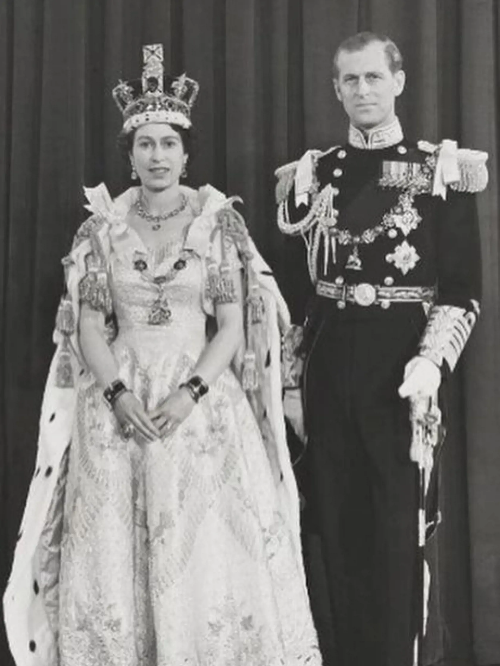 Svadba s budúcou kráľovnou Alžbetou sa konala 20. novembra 1947 vo Westminsterskom opátstve a prostredníctvom prenosu BBC ju sledovalo 200 miliónov divákov. Jeho sestry a ani nikto z nemeckých príbuzných sa na svadbe nezúčastnil, no jeho matka na ňu napriek zdravotným problémom prišla. Princ Philip sa stal vojvodom z Edinburghu a prijal tituly Jeho kráľovskej Výsosti a britského princa.