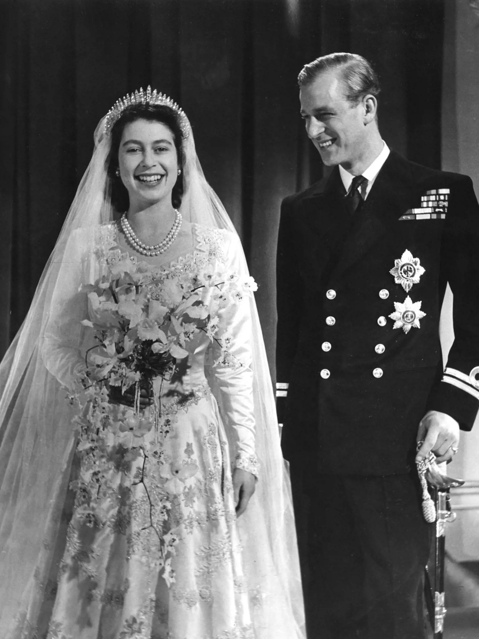 Kráľovná Alžbeta II. požičala vnučke Beatrice diadém,v ktorom sa vydávala za princa Philipa v roku 1947.