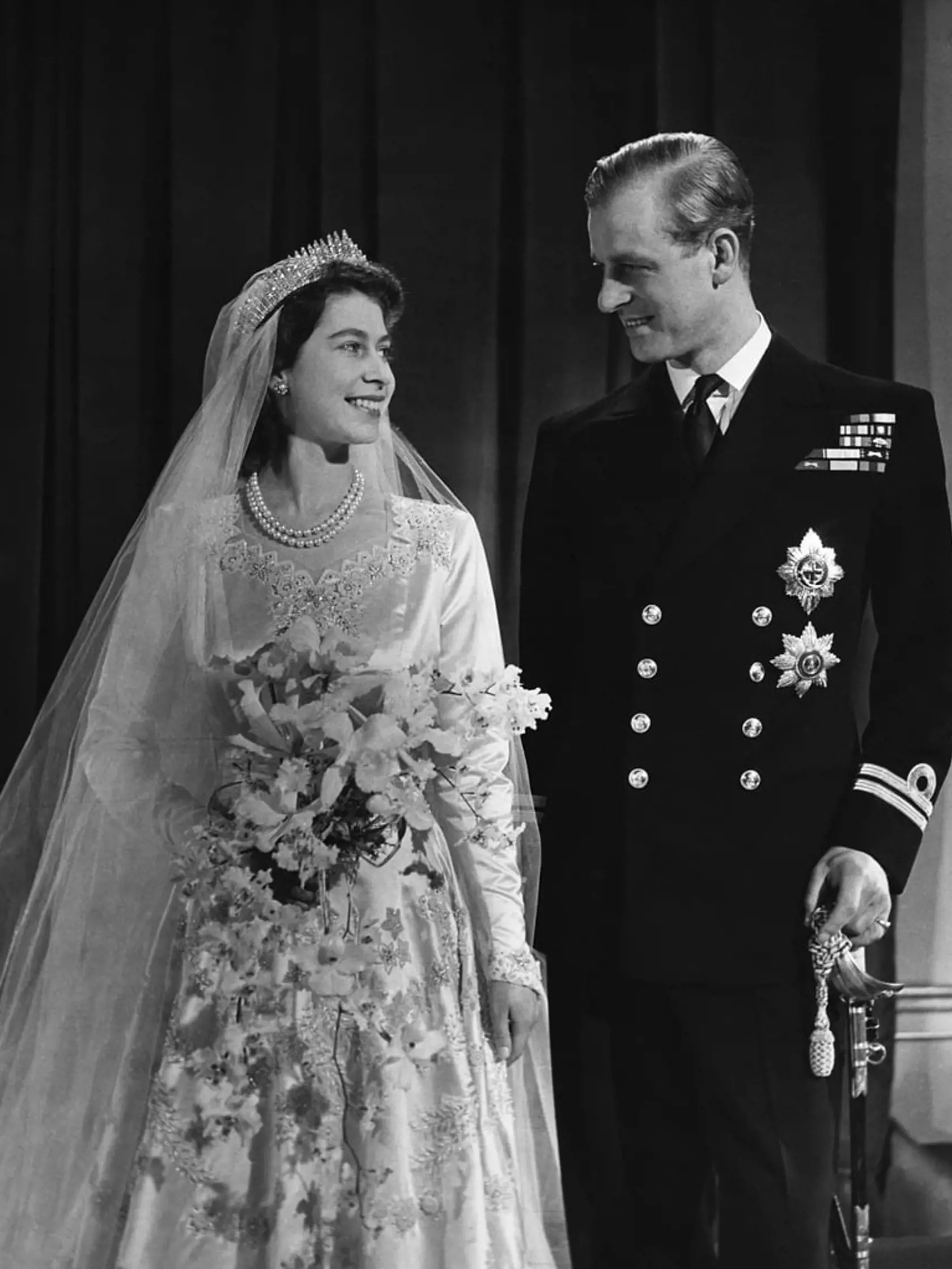 Princ Philip je otcom Charlesa, no podobu po ňom podedil vnuk Harry. 