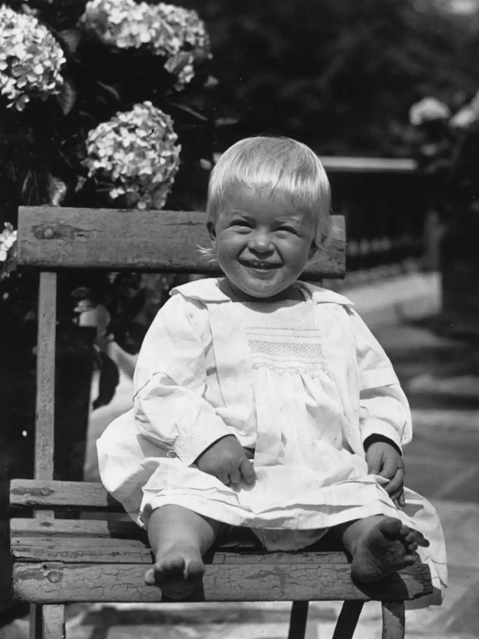 Princ Philip, kráľovnin manžel, sa narodil v roku 1921. Je jediným synom gréckeho princa Andrewa a princeznej Alice z Battenbergu.