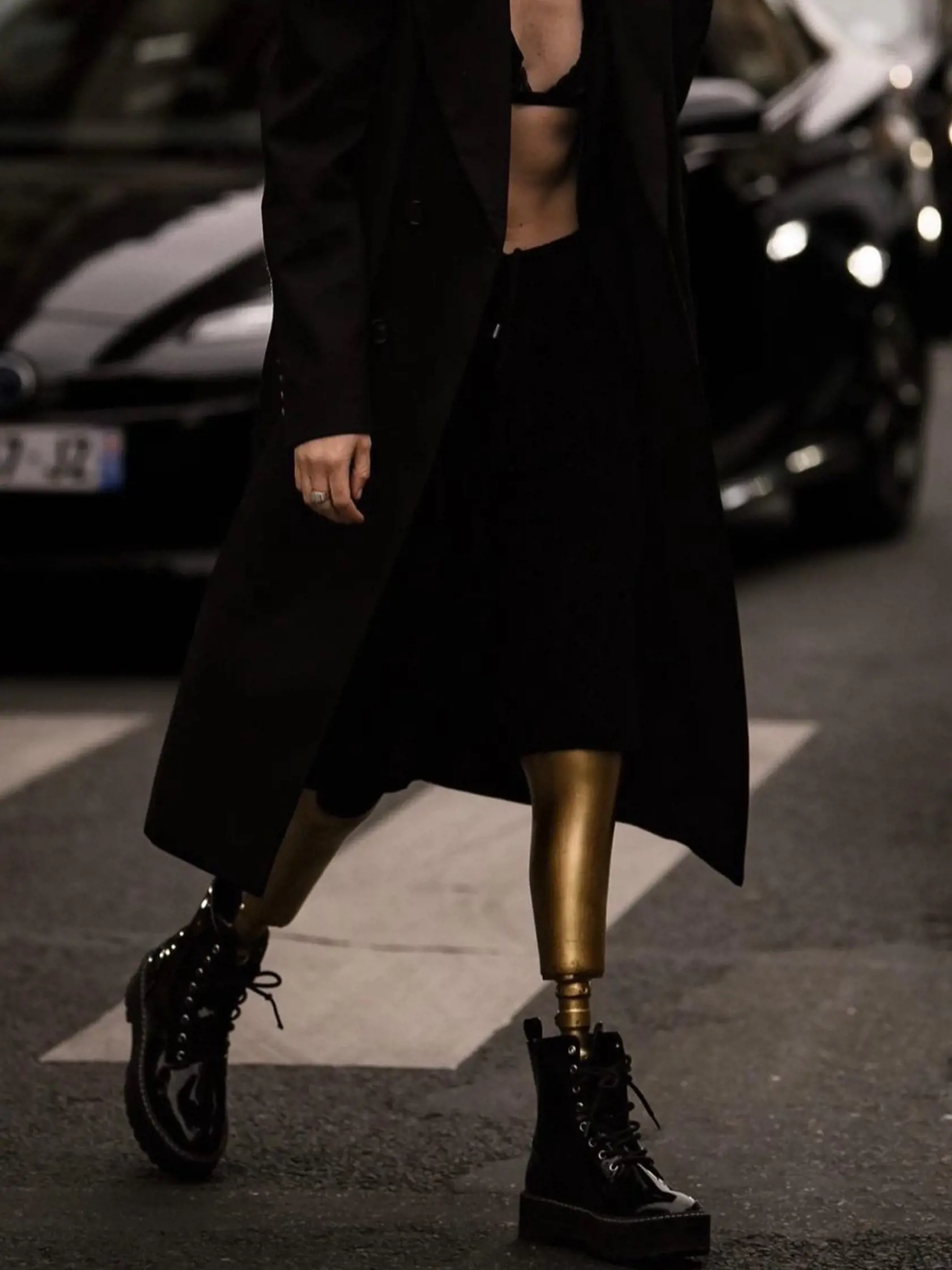 Lauren prišla o nohy kvôli syndrómu toxického šoku. Napriek tomu sa presadila v modelingu.