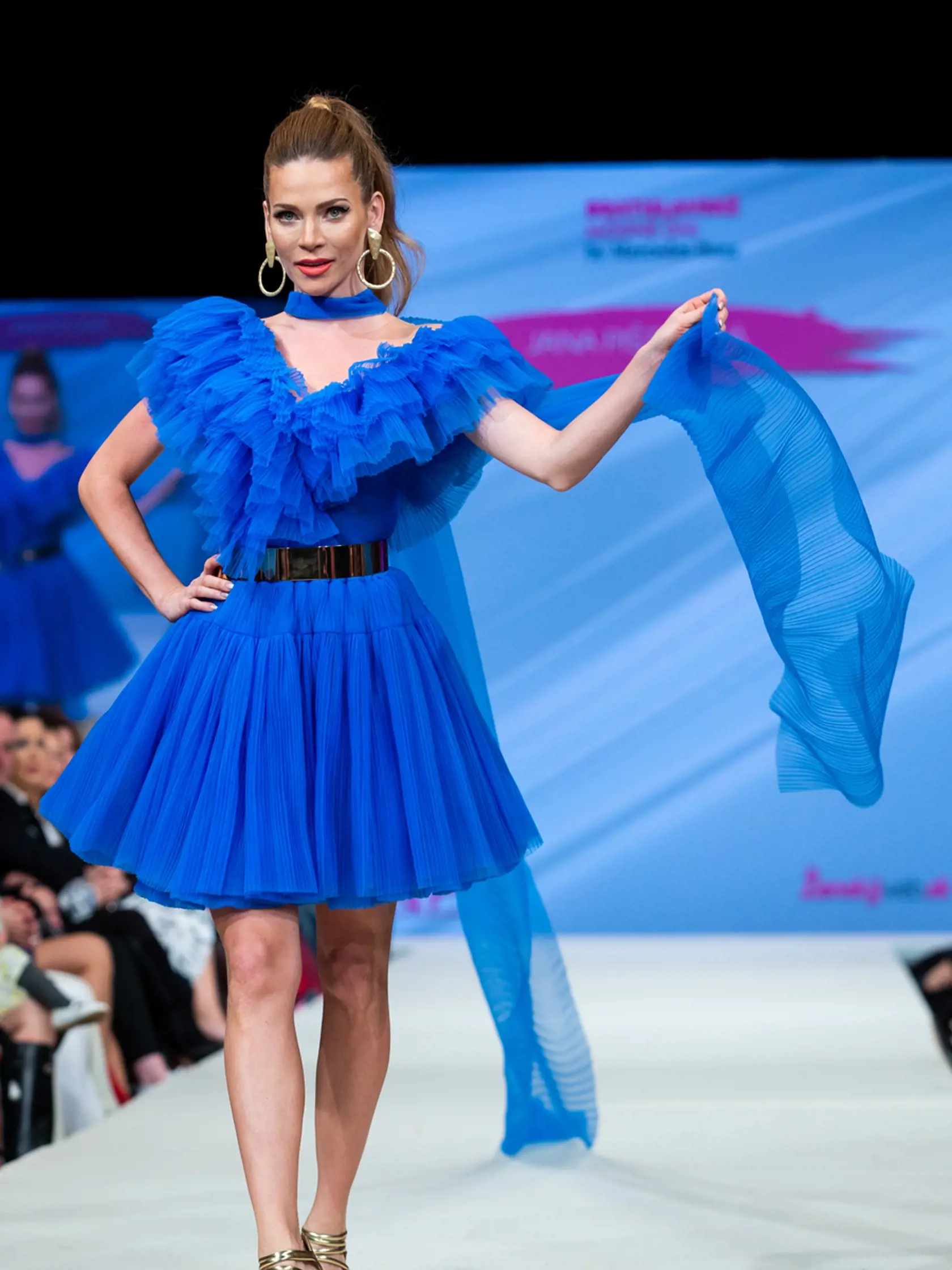 Veľkolepo, ako to má vo zvyku, vkráčala na pódium Andrea Verešová. 