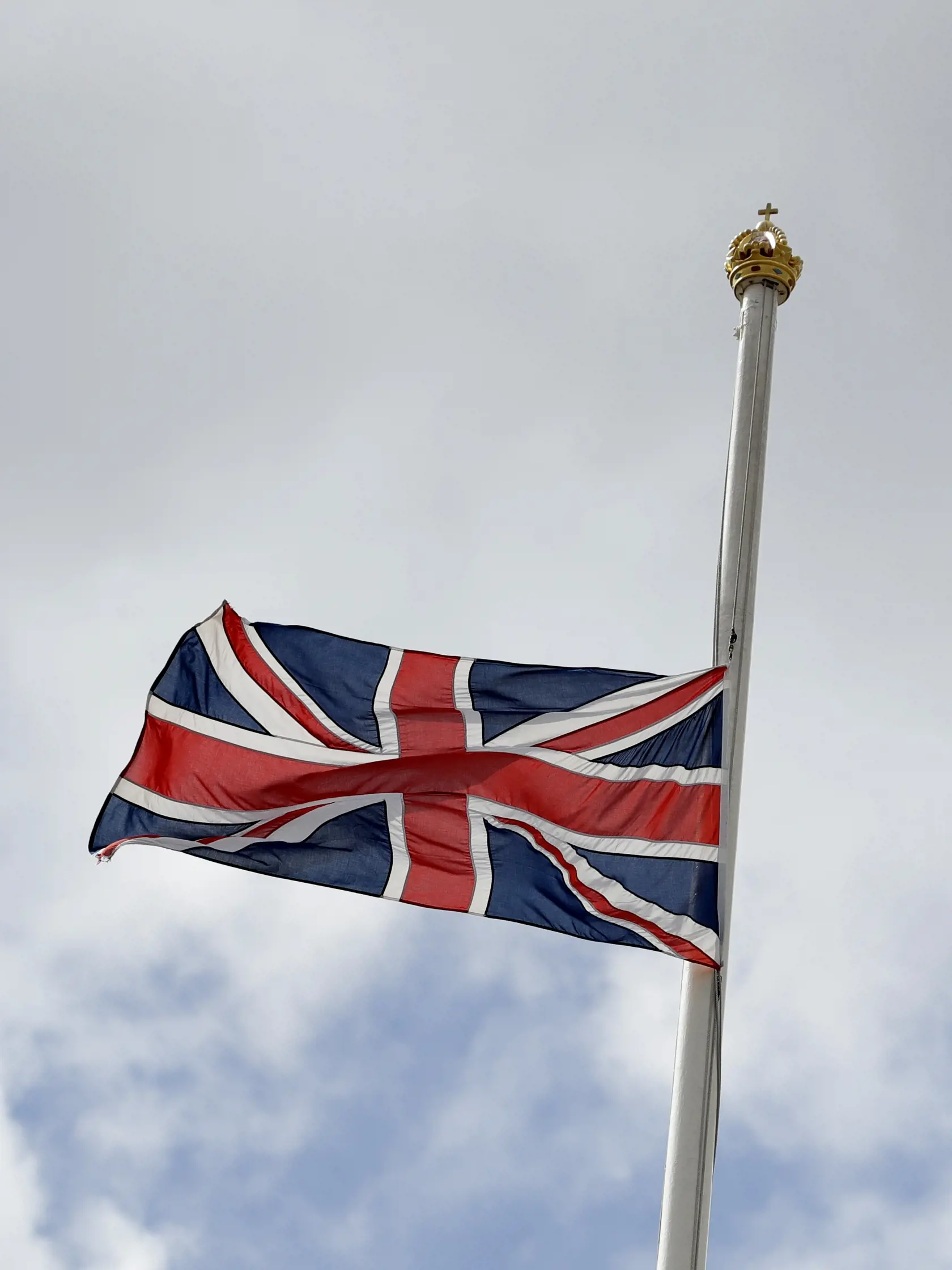 KK8 Londýn -  Britská vlajka veje na pol žrde nad Buckinghamským palácom 9. apríla 2021 v Londýne. Britský princ Philip, manžel kráľovnej Alžbety II., zomrel v piatok vo veku 99 rokov. Oznámil to Buckinghamský palác.  "Jeho kráľovská výsosť zomrela dnes ráno pokojne na Windsorskom zámku," dodal palác s tým, že ďalšie informácie zverejnia v náležitom čase. FOTO TASR/AP
The Union flag hangs at half staff over Buckingham Palace in London, Friday, April 9, 2021. Buckingham Palace officials say Princ