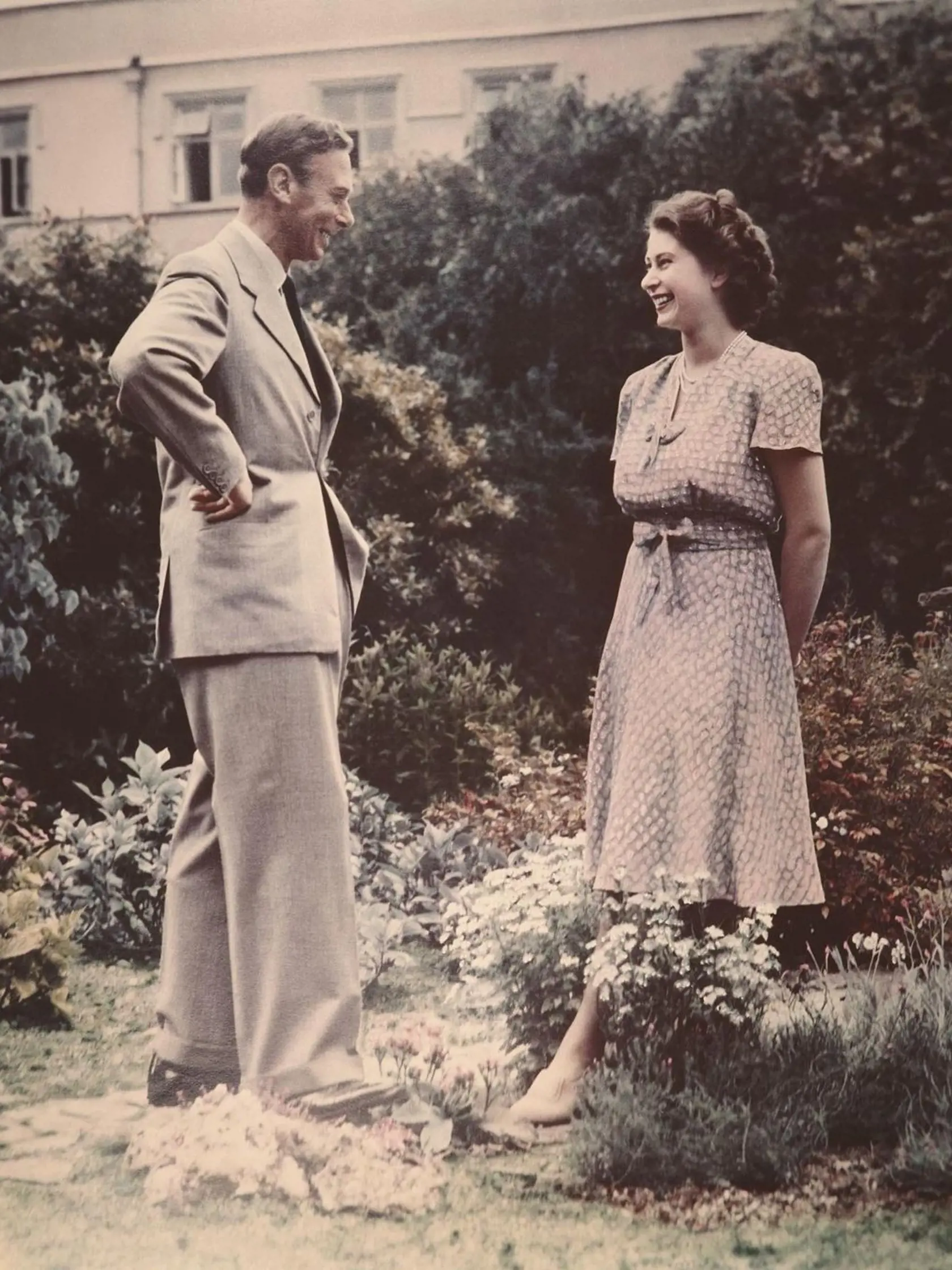 Kráľovná so svojím otcom v roku 1946.