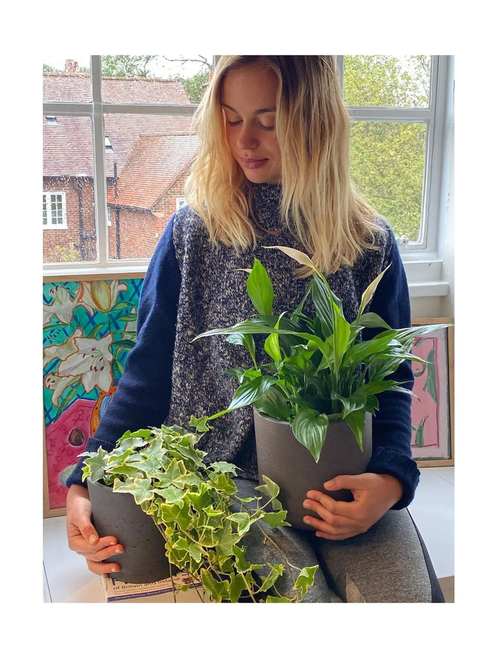Lady Amelia Windsor má doma rada aj kvety.