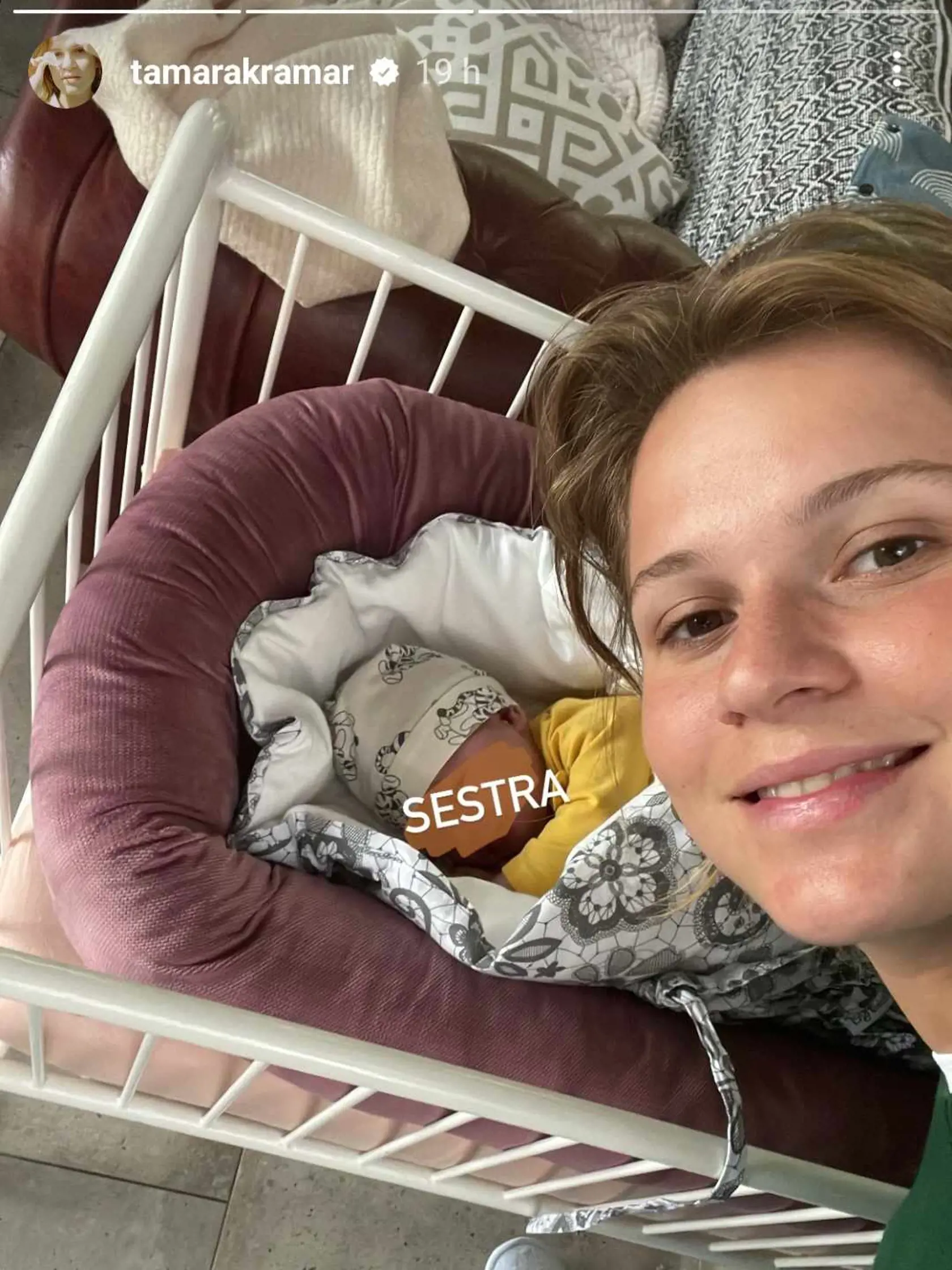 Staršia dcéra Maroša Kramára ukázala svoju malú sestru.