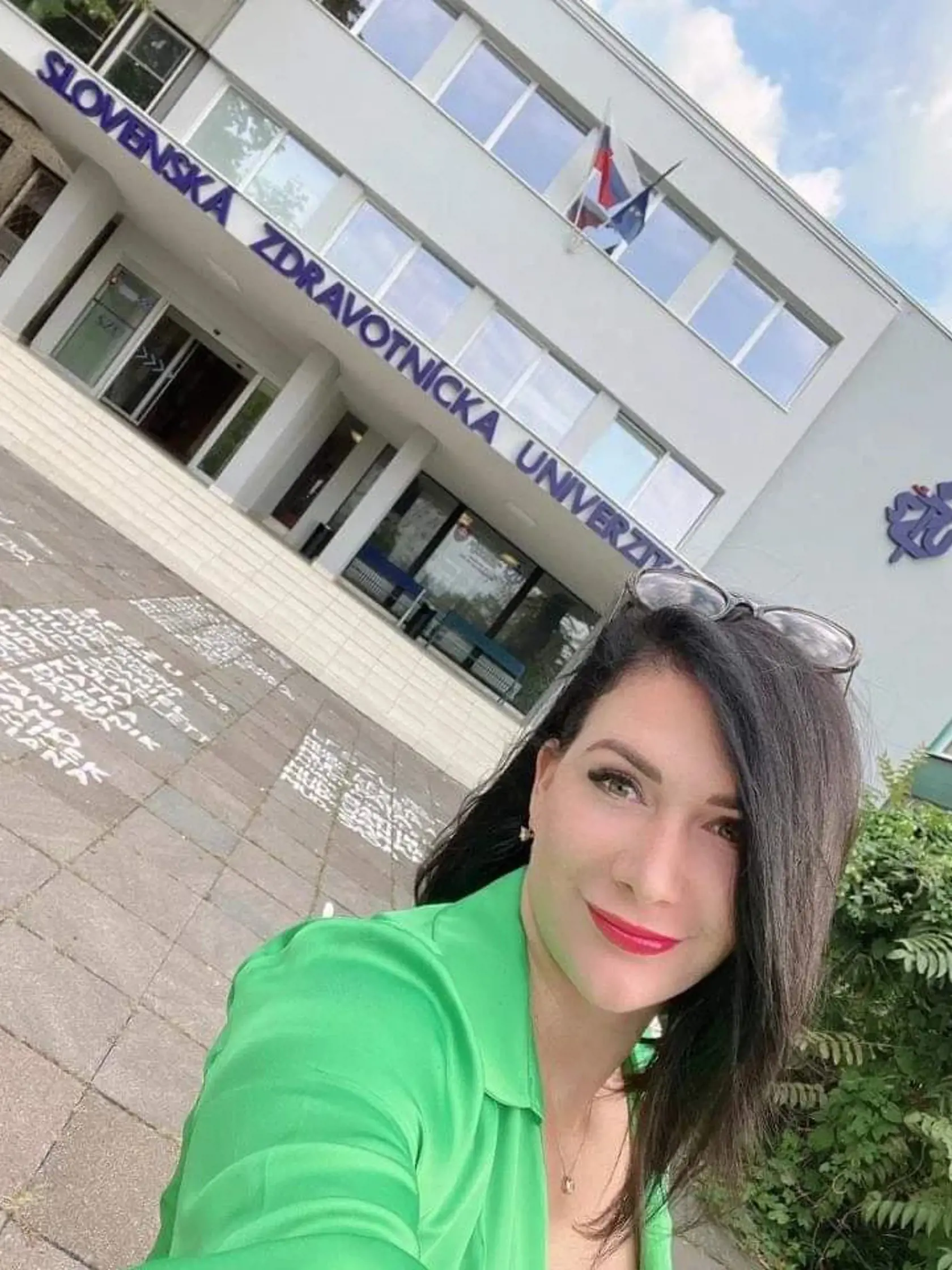 Zapísala som sa na ošetrovateľstvo na Slovenskej zdravotníckej univerzite, napísala k fotke Jana Bittó Cigániková zo SaS.