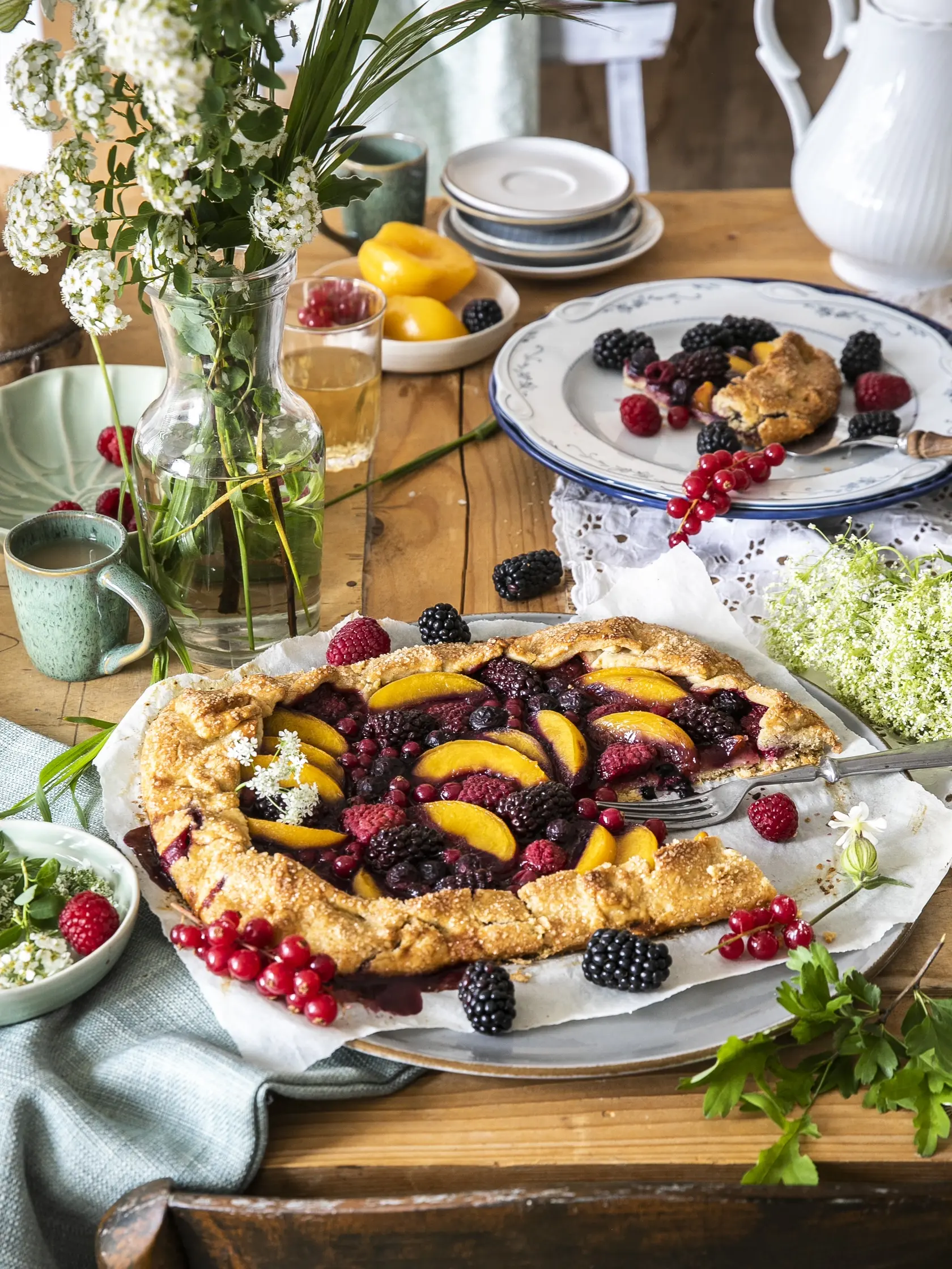 galetka s letným ovocím

recept:
10 PORCIÍ, PRÍPRAVA 25 MINÚT, PEČENIE 20 AŽ 25 MINÚT
Na cesto:
• 200 g hladkej múky • 40 g mletej mandľovej múky • 2 lyžice kokosového cukru • štipka soli • 180 g nesoleného masla • 2 lyžičky mlieka • 1 lyžička vanilkového extraktu • 1 vajíčko na potretie • 1 lyžica trstinového cukru na posypanie

Na náplň:
• 5 lyžíc ríbezľového džemu
• 2 broskyne • pol šálky černíc • pol šálky malín • štvrť šálky čučoriedok • štvrť š
