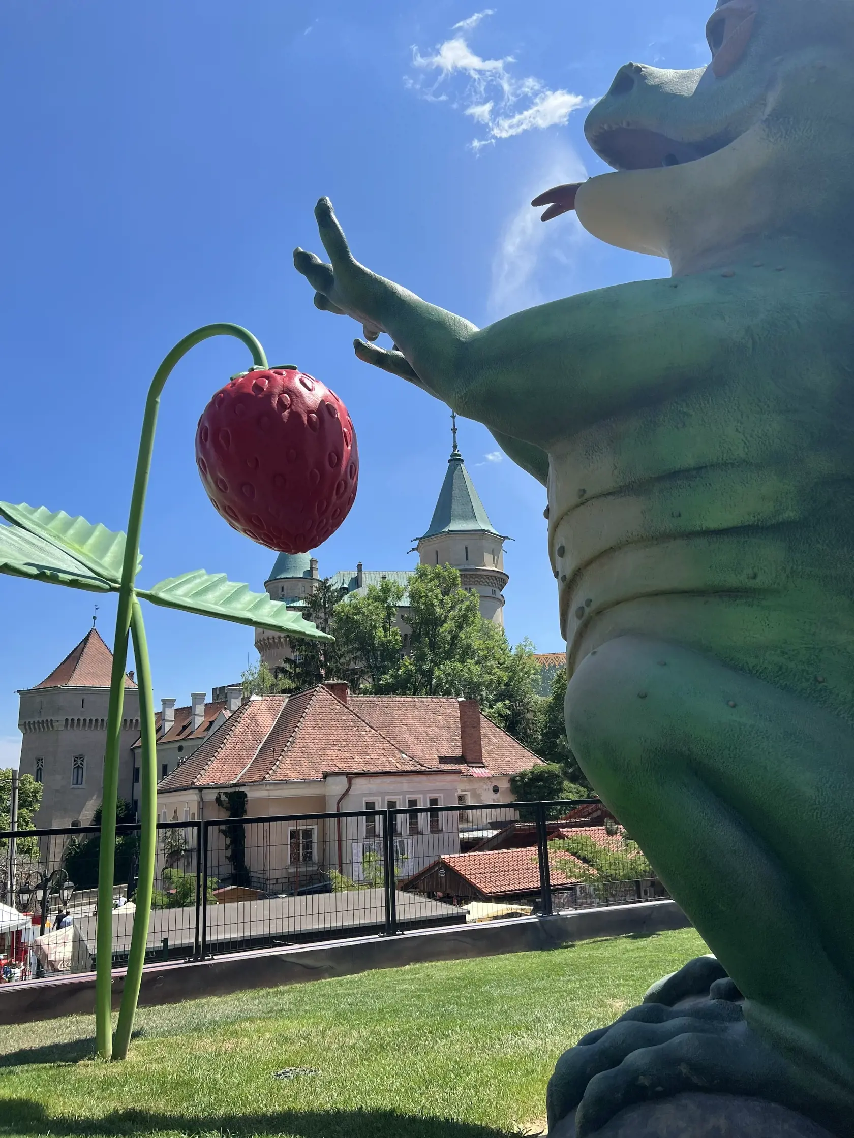 V Bojniciach lákajú turistov na množstvo atrakcií. Nie všetky sa však stretli s pozitívnymi reakciami. Niektorí ľudia zastávajú názor, že do zámockého prostredia jednoducho nezapadá a ide o gýč.