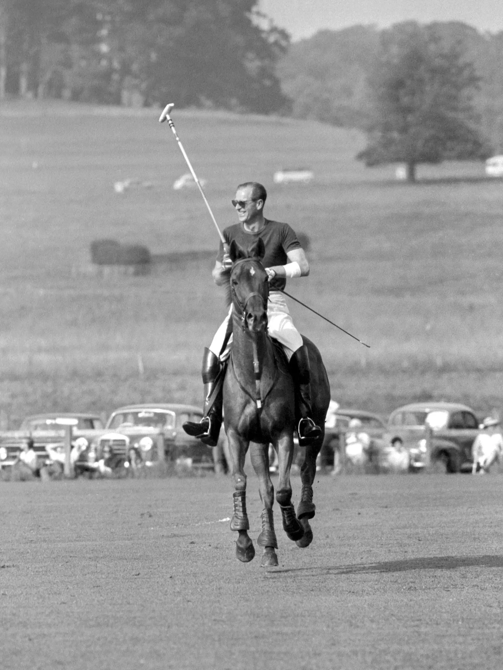 KK41 Midhurst - Na archívnej snímke z 21. júla 1963 britský princ Philip so zaviazanou ľavou rukou počas tréningu v Midhurste. Britský princ Philip, manžel kráľovnej Alžbety II., zomrel v piatok 9. apríla 2021 vo veku 99 rokov. Oznámil to Buckinghamský palác.  "Jeho kráľovská výsosť zomrela dnes ráno pokojne na Windsorskom zámku," dodal palác s tým, že ďalšie informácie zverejnia v náležitom čase. FOTO TASR/AP 
FILE - In this July 21, 1963 file photo, Britain's Prince Philip, with his left arm b