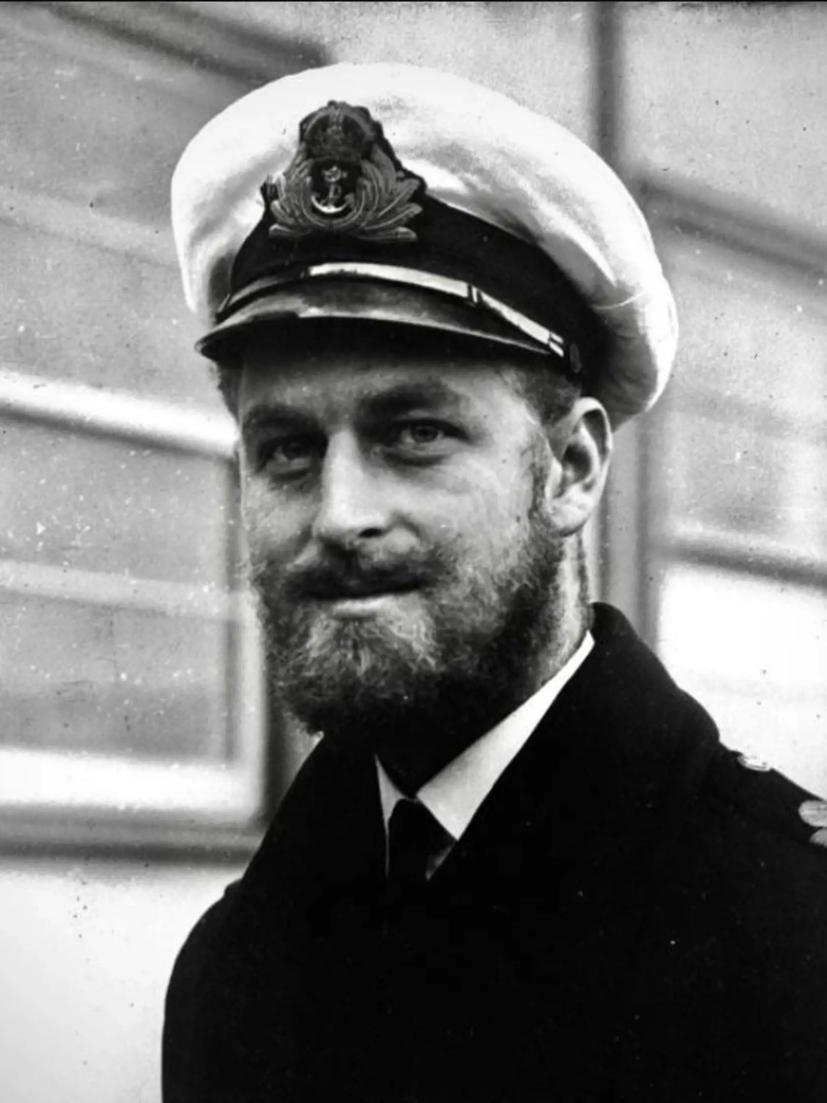 Philip sa ako 13-ročný zúčastnil na svadbe svojho bratranca, kde prvý raz stretol vtedy ešte iba 8-ročnú Alžbetu, svoju neskoršiu manželku. Neskôr sa videli na pôde univerzity pre kráľovské námorníctvo a počas druhej svetovej vojny si dopisovali.