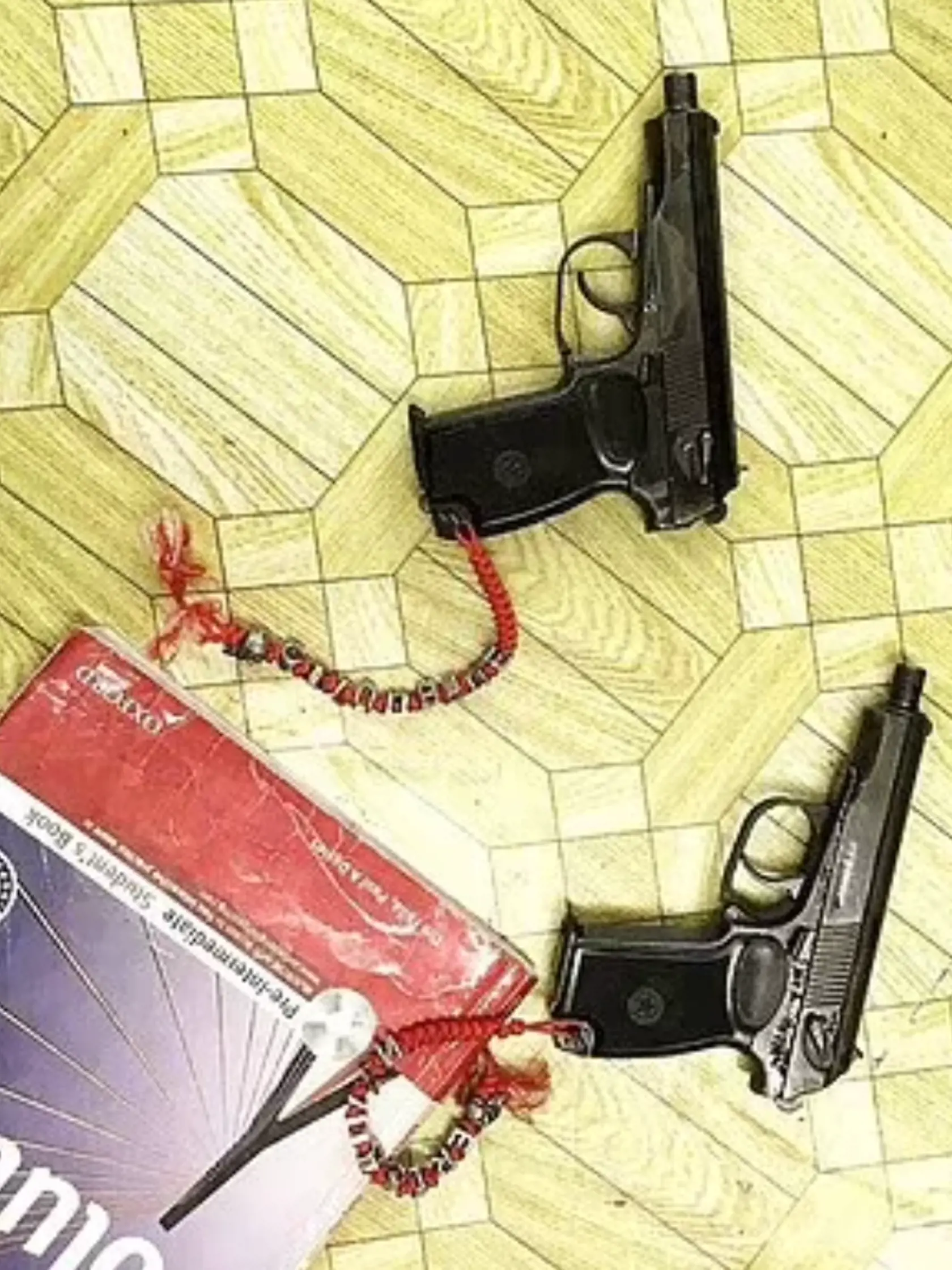 Na zbraniach mal totiž zavesené kľúčenky, ktorými vzdal „hold“ strelcom na strednej škole Columbine v Colorade v USA.