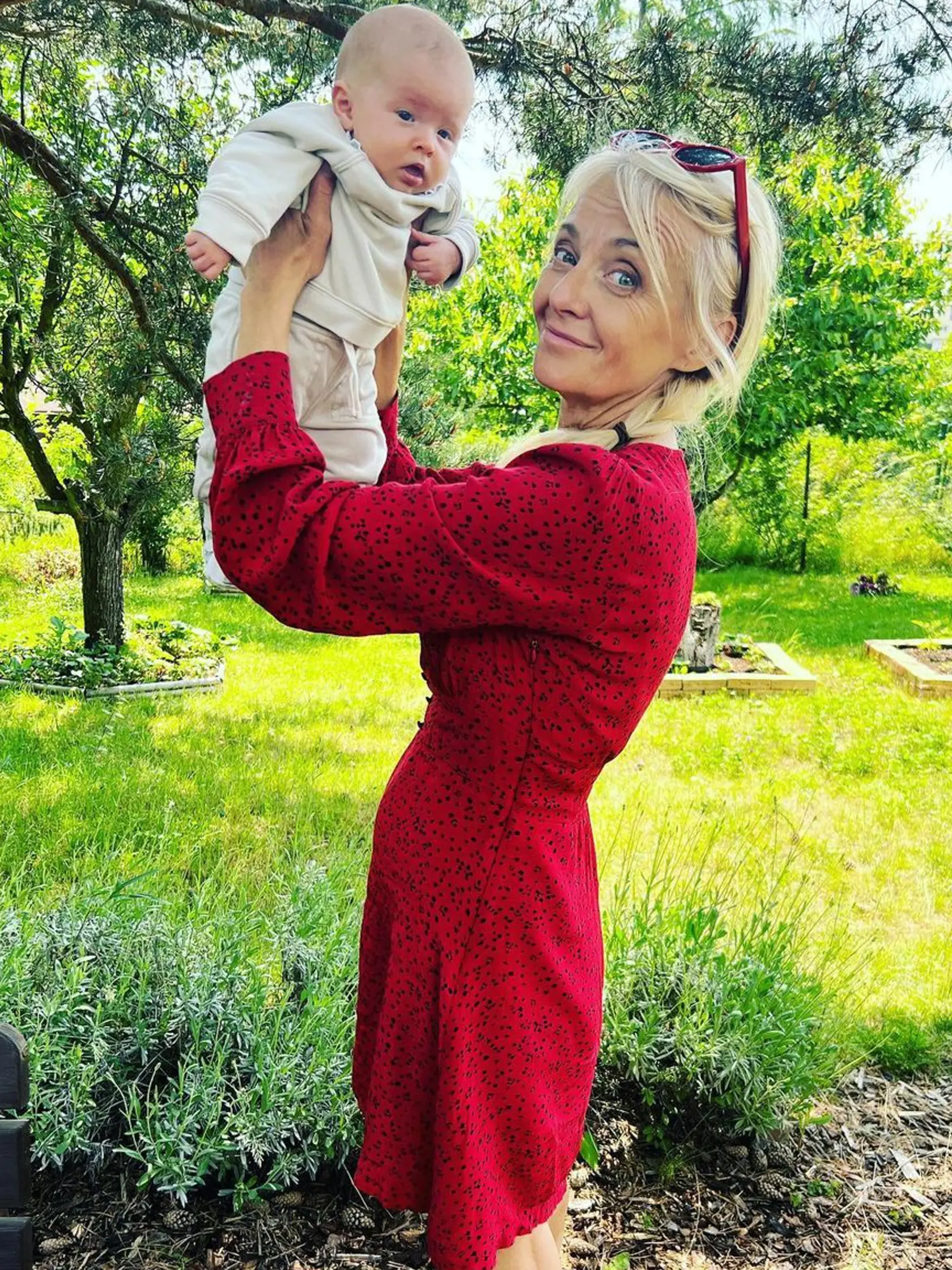 Veronika Žilková s vnučkou Rozárkou.