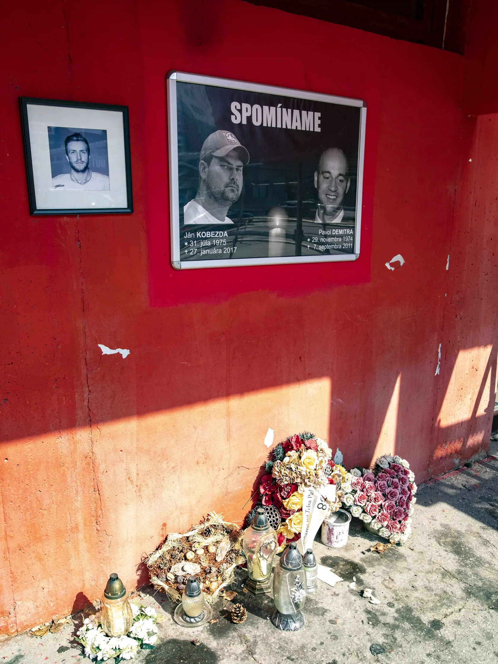Na snímke je hrob tragicky zahynutého hokejistu Pavla Demitru.