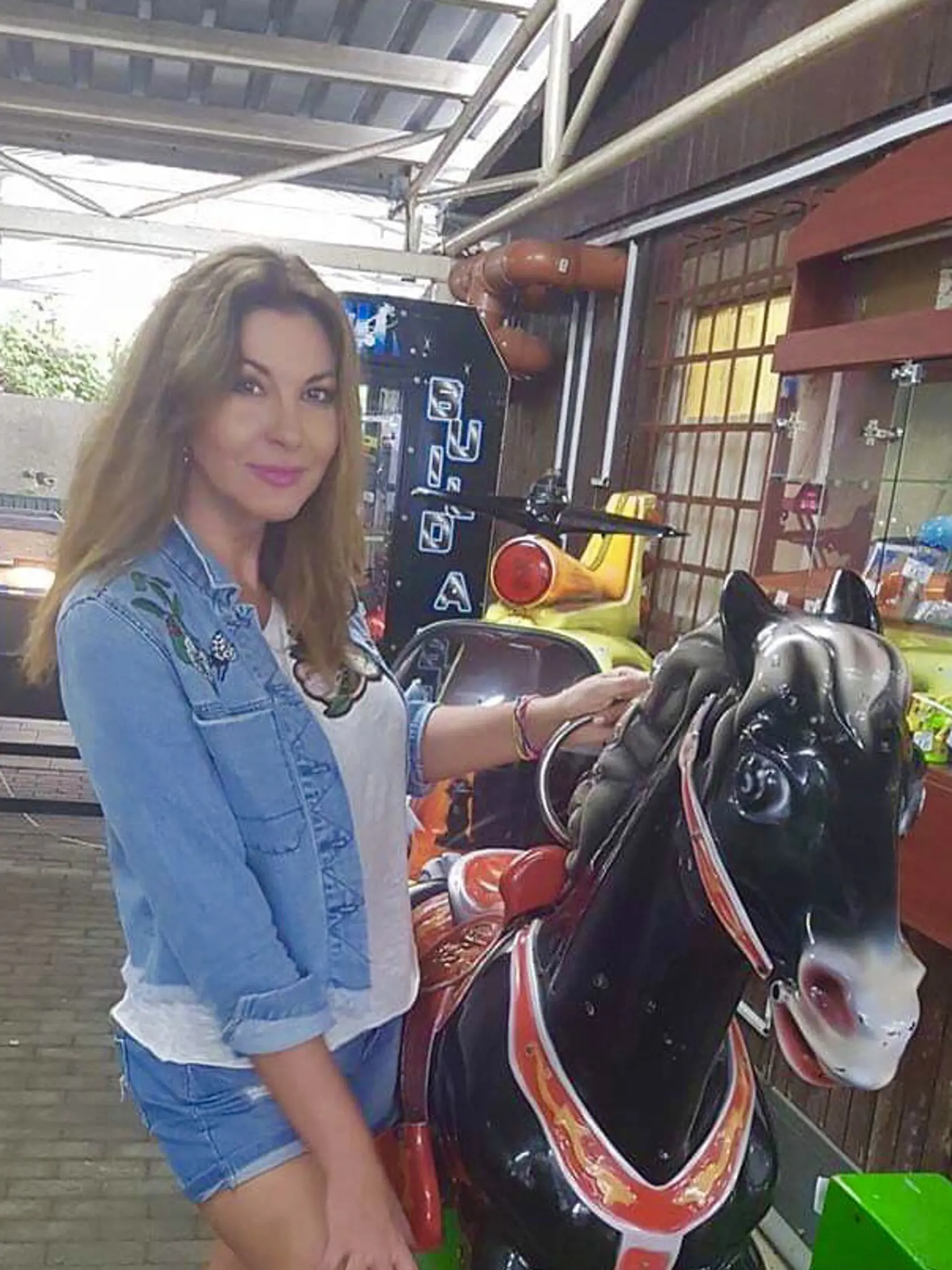 Minuloročnú súťaž Miss Domaša museli preložiť na iný termín kvôli poriadnemu lejaku. Aj preto som ako členka poroty musela zvoliť  namiesto elegantných lodičiek gumáky „hunterky“. Mimochodom, vedeli ste, že túto značka obľubujú aj členovia anglickej kráľovskej rodiny?