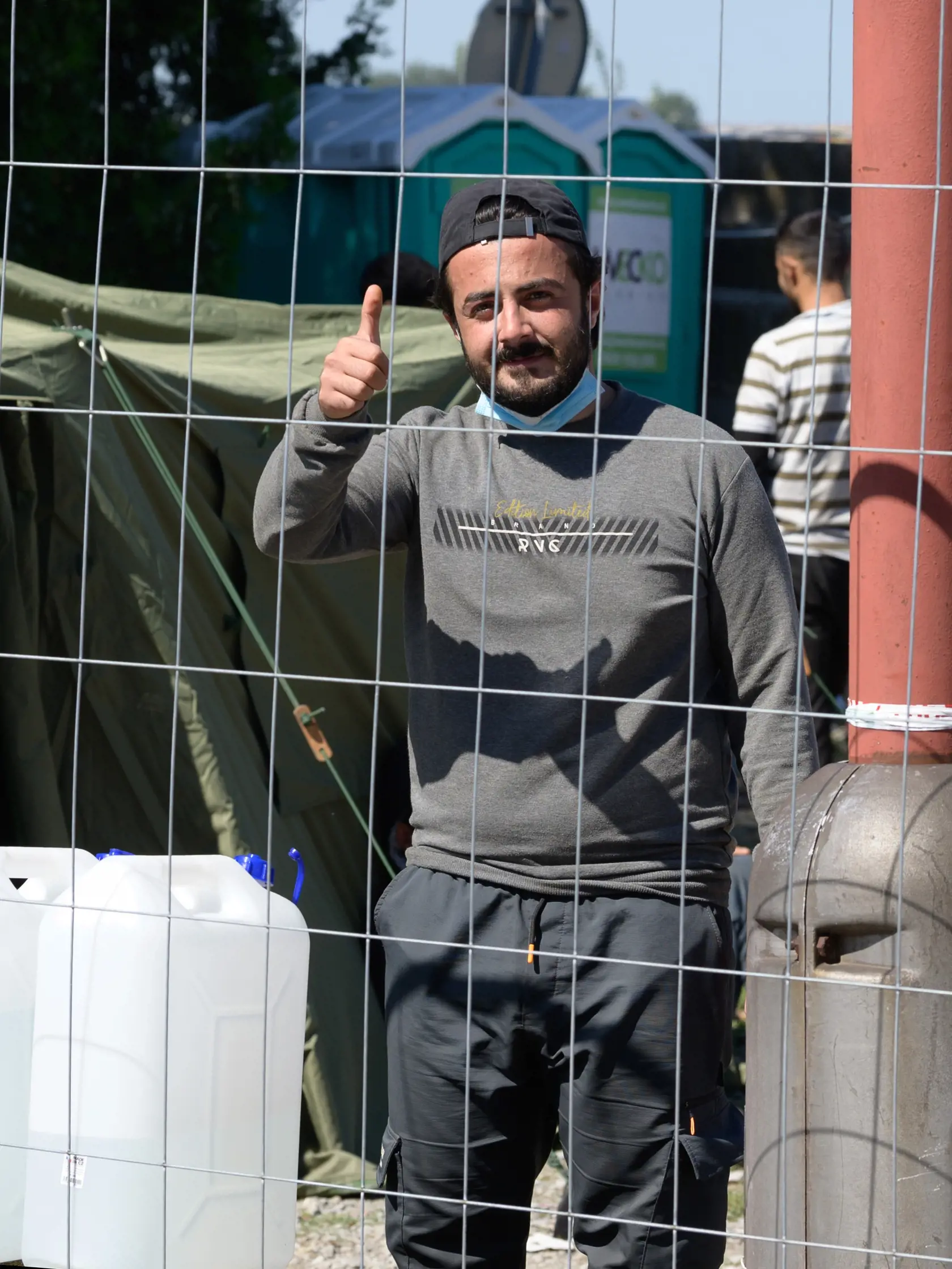 Na snímke nelegálni migranti, ktorí sú umiestnení v dočasnom pracovisku cudzineckej polície v priestoroch Okresného riaditeľstva Hasičského a záchranného zboru v Nových Zámkoch v utorok 5. septembra 2023. Migrantov, ktorí čakajú na registráciu na cudzineckej polícii, sem presunuli z centra mesta. FOTO TASR - Henrich Mišovič 