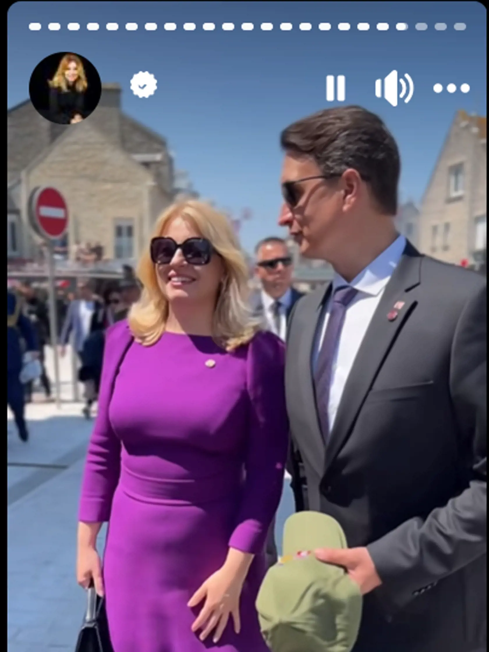Prezidentka SR Zuzana Čaputová sa osobne zúčastnila na pozvanie francúzskeho prezidenta Emmanuela Macrona na pietnych aktoch súvisiacich s 80. výročím. Pri tejto príležitosti zrecyklovala chic purpurové šaty, ktoré si oblieka na špeciálne udalosti.