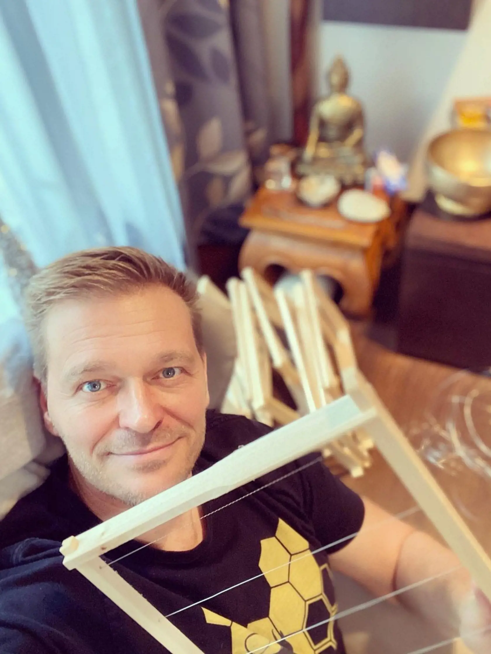 Martin Nikodým si k včelínu priparkoval menší karavan.
