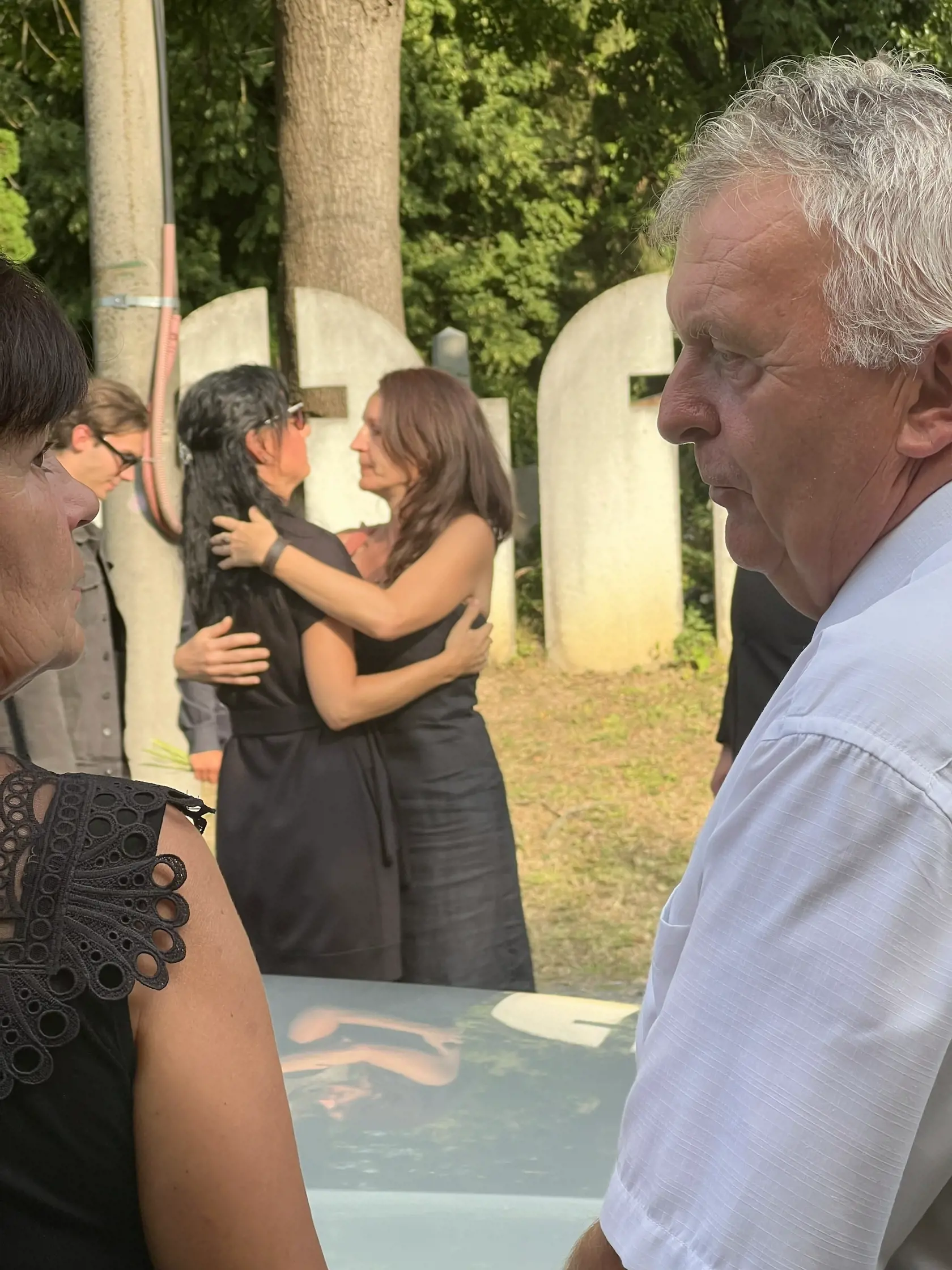 Mama Damiana si držala kamennú tvár.