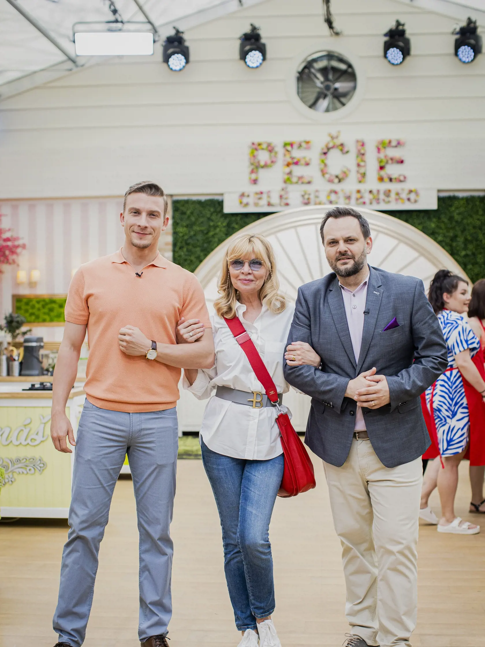 Na snímke Juraj Bača, Zuzana Ťapáková a Milan Zimnýkoval počas natáčania tretej série programu RTVS Pečie celé Slovensko.