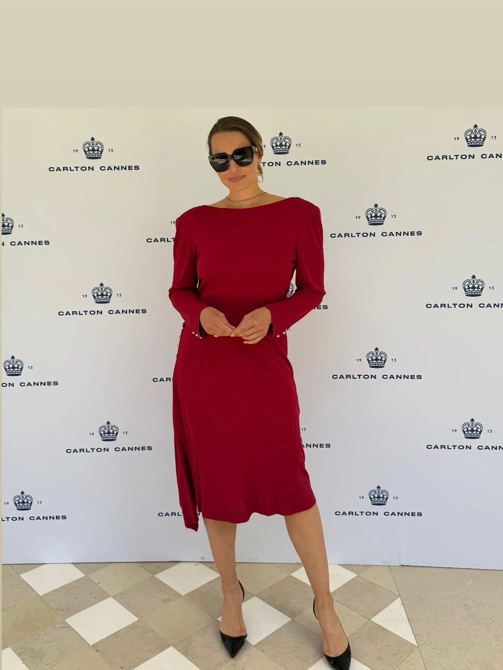 Romana Tabaková sa ukázala v Cannes, kde predviedla červené šaty s odhaleným chrbtom. 