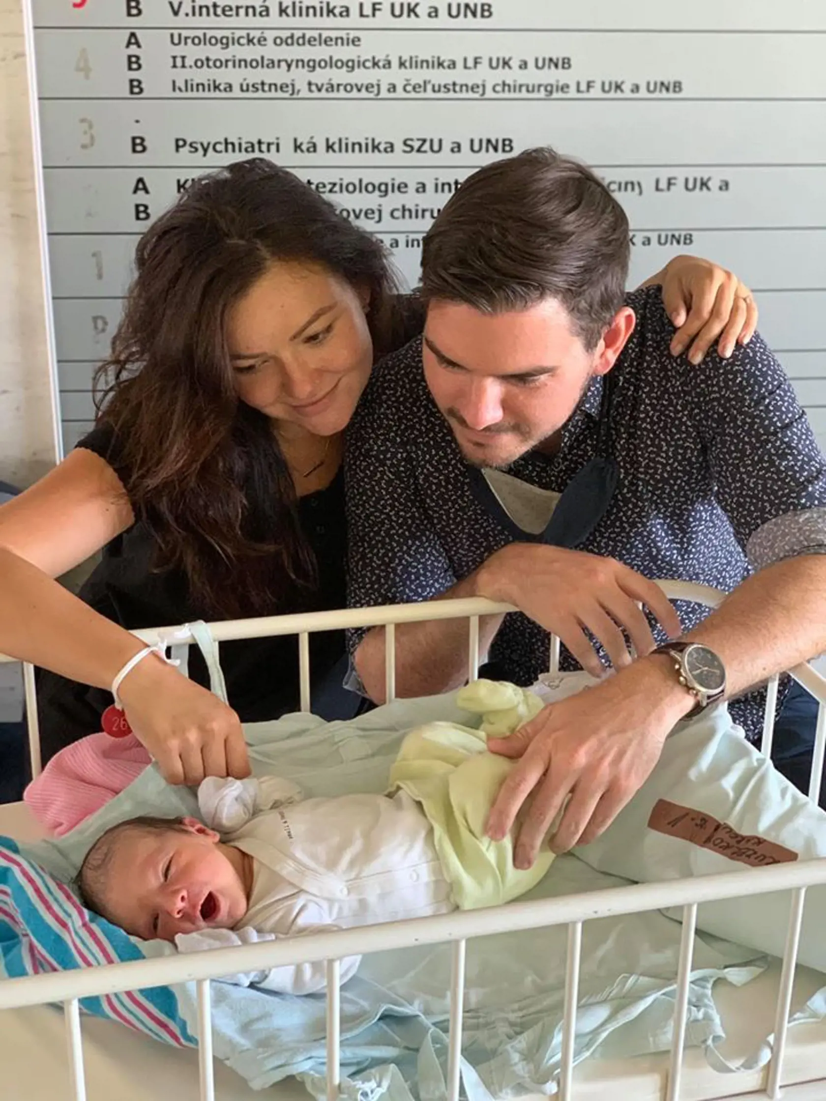 Ivana Miklánková a Lukáš Zuzelka sa stali rodičmi malej dcérky Karolíny.
