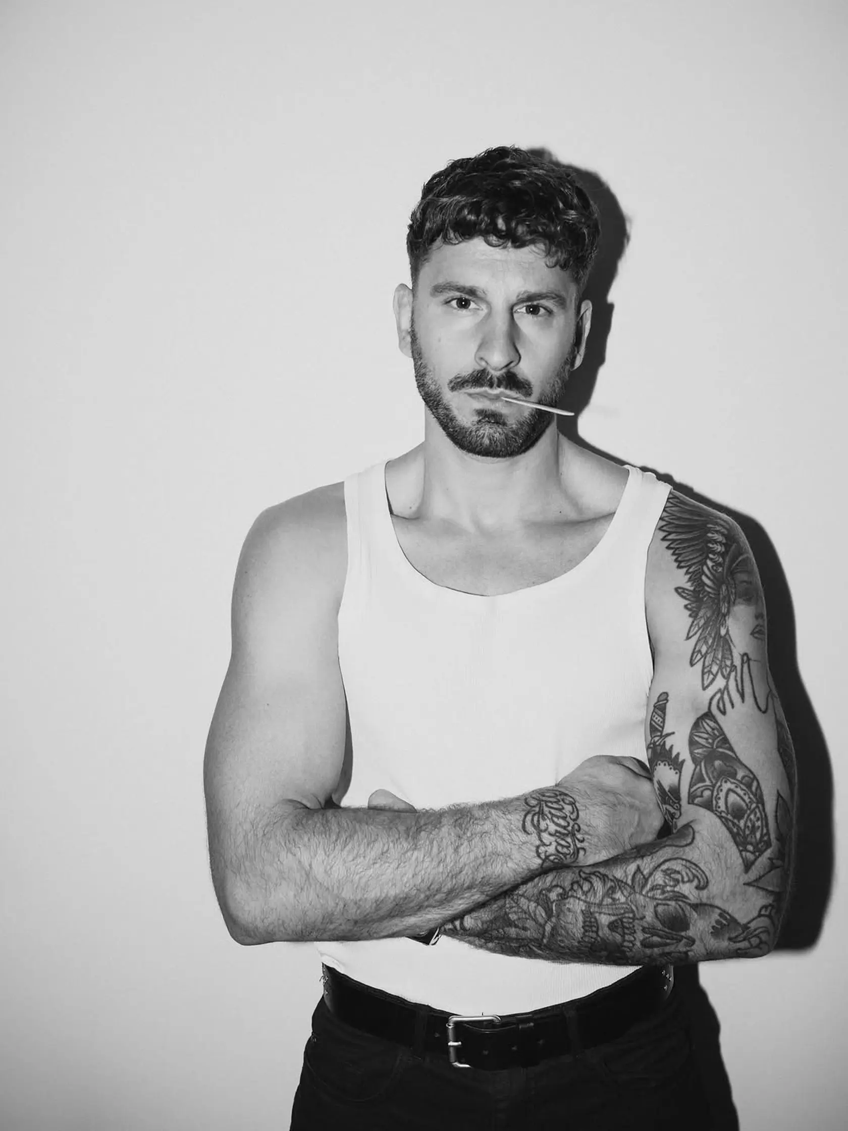 Televízny ženích Rasťo Zvara predviedol svoje vysekané telo. Odskočil si totiž do ateliéru k jednej z našich najvyhľadávanejších fotografiek, Kataríny Hoffmann Šlesárovej.