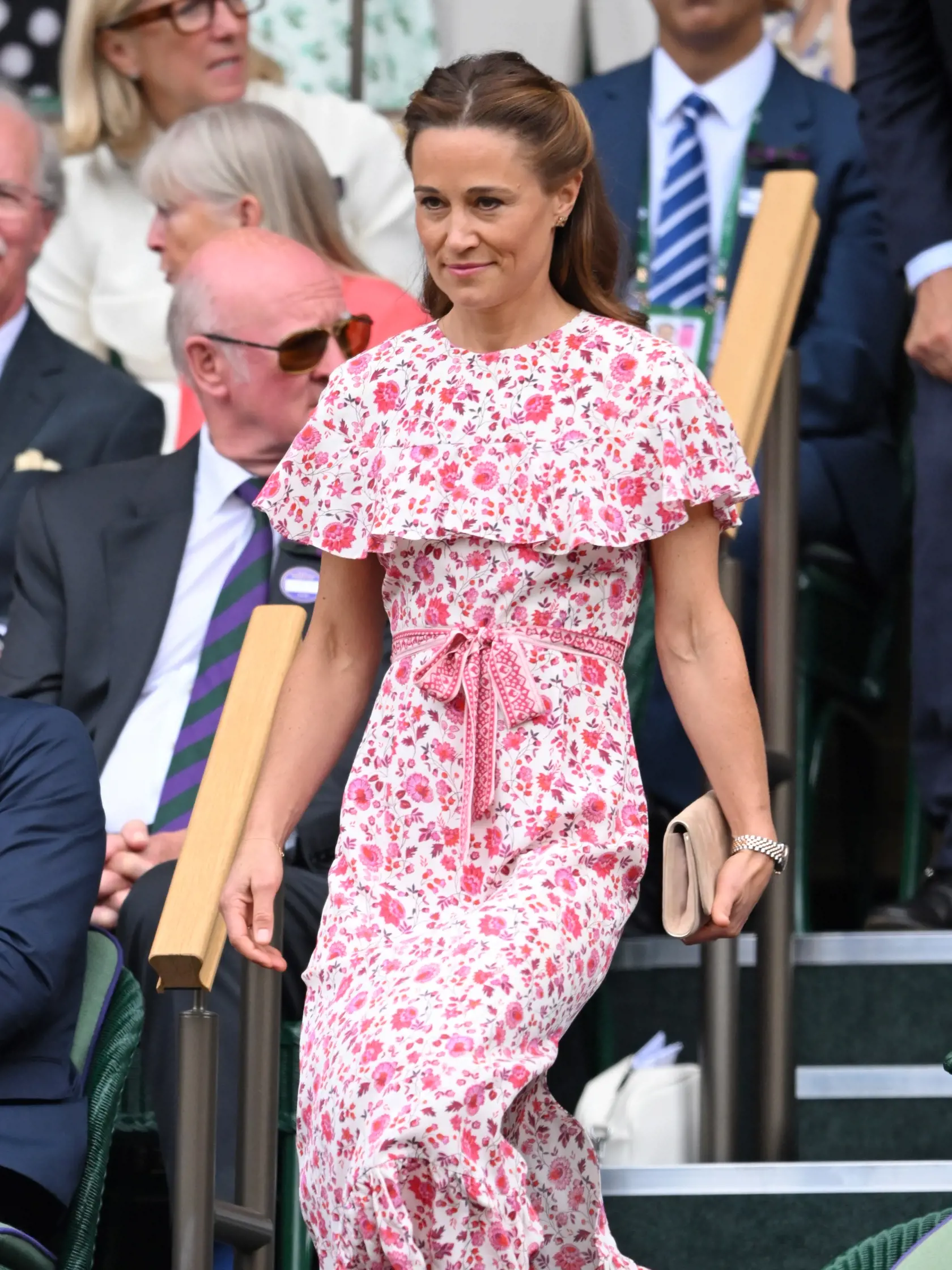 Pippa Middleton (Philippa Charlotte Matthews) sprevádzala Kate na finále Wimbledonu. V šatách s folklórnym nádychom vyzerala nádherne!