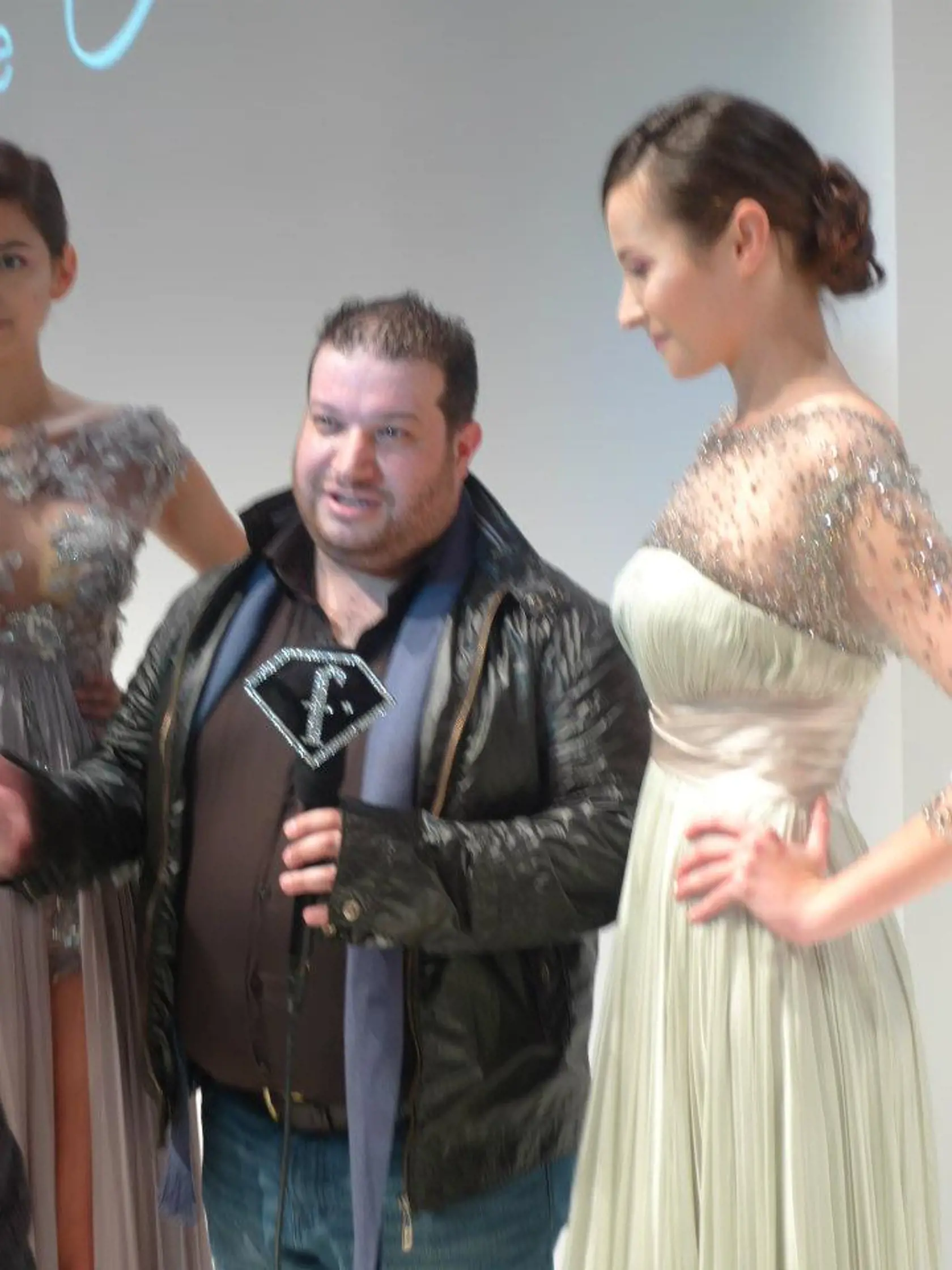 Violu Macákovú (†34) zo Sniny našli beštiálne dobitú v bratislavskom prístave, počas prevozu do nemocnice zomrela. Učila na jazykovej škole v Bratislave, predtým robila modelku v ázijských krajinách, cestovala po svete, venovala sa dobročinnosti, fotografovala, maľovala.